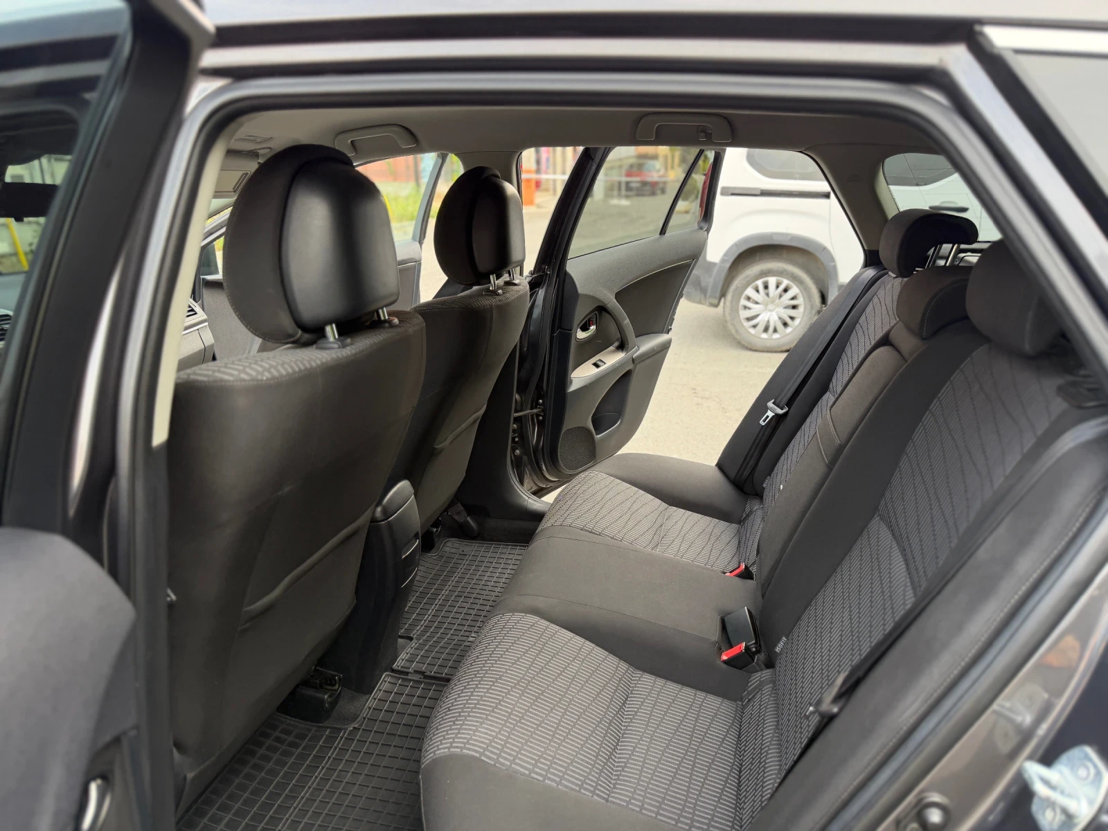 Toyota Avensis, снимка 8 - Автомобили и джипове - 56138439