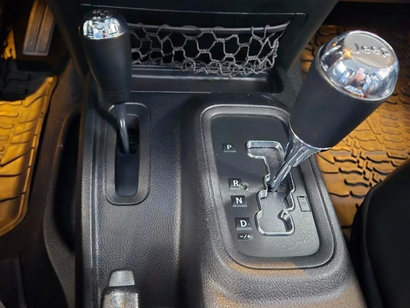 Jeep Wrangler Unlimited Sahara , снимка 6 - Автомобили и джипове - 52681496