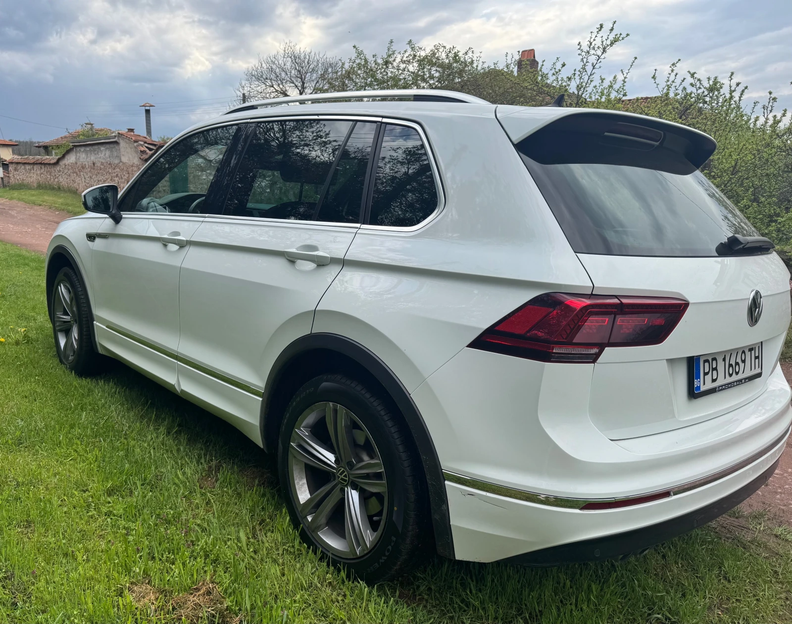VW Tiguan R-line, 2 комплекта гуми, поръчков таван - изображение 5