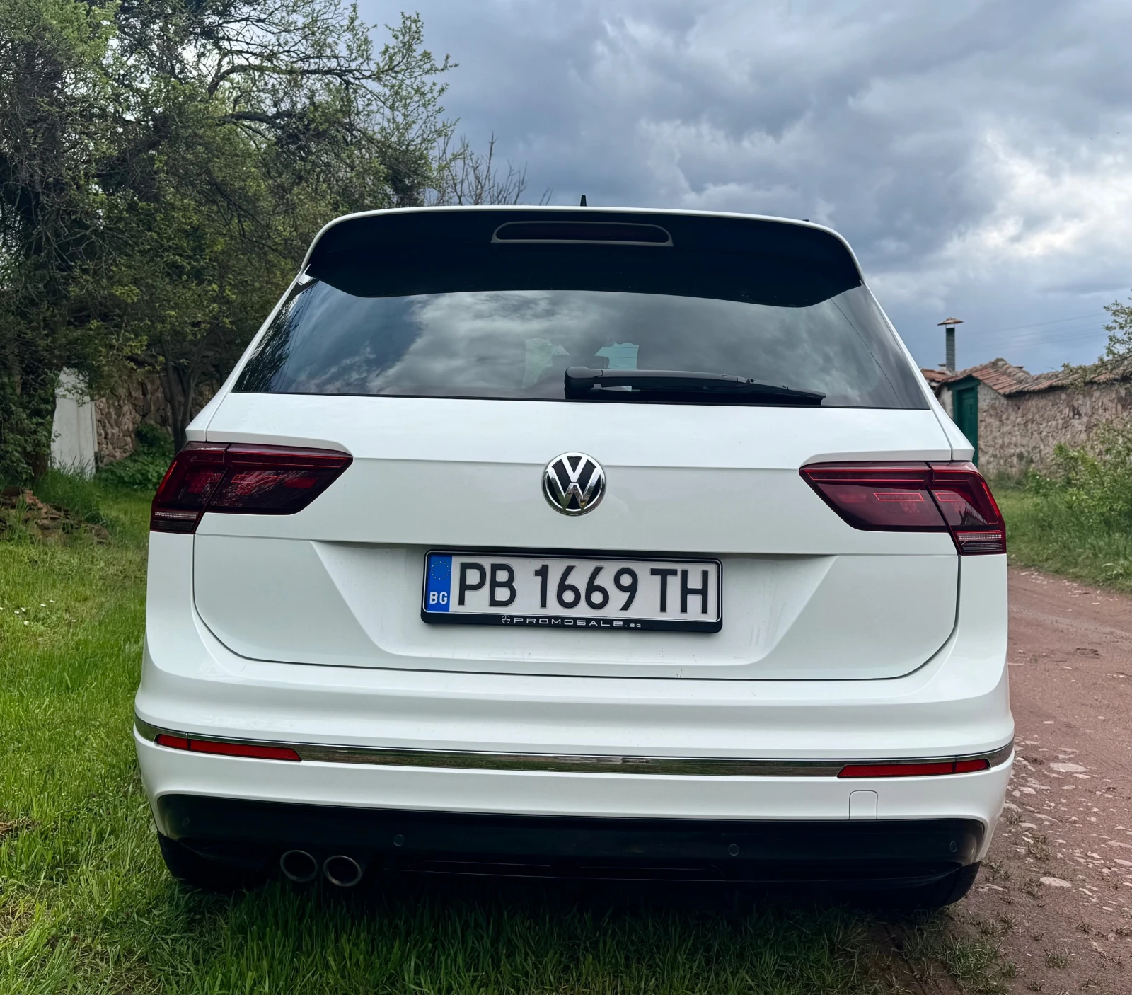 VW Tiguan R-line, 2 комплекта гуми, поръчков таван - изображение 6