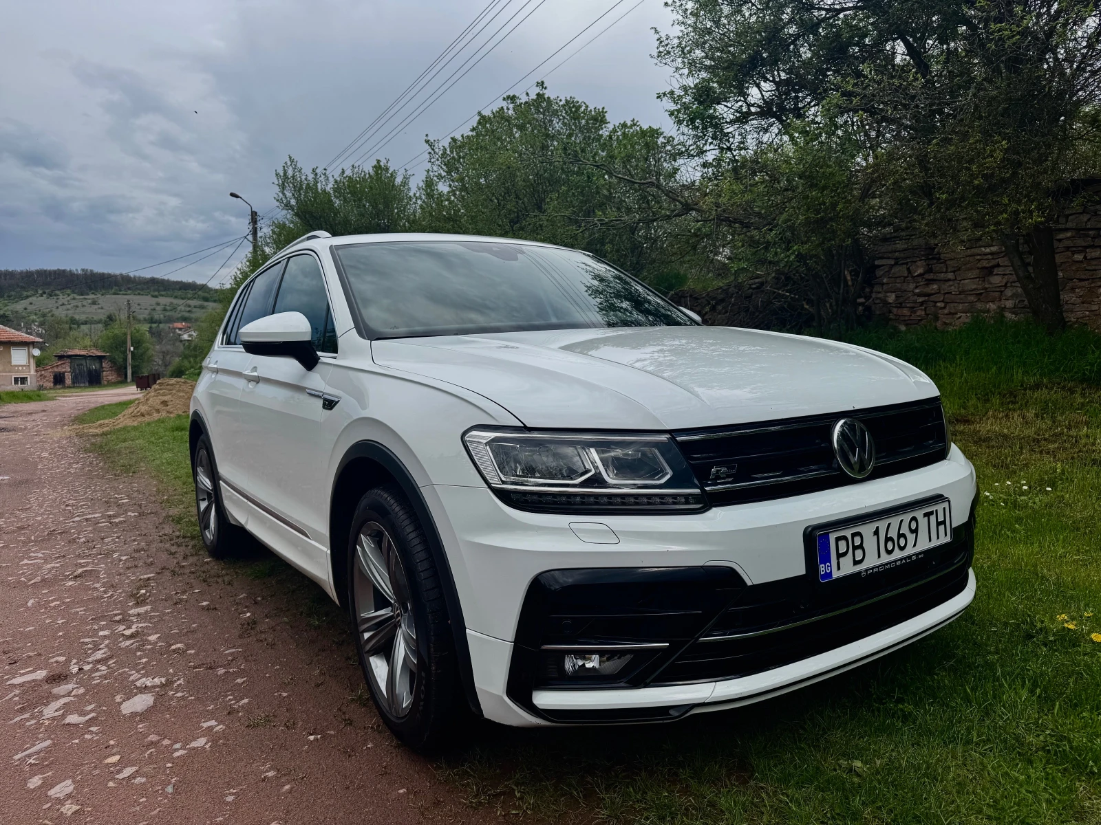 VW Tiguan R-line, 2 комплекта гуми, поръчков таван - изображение 2