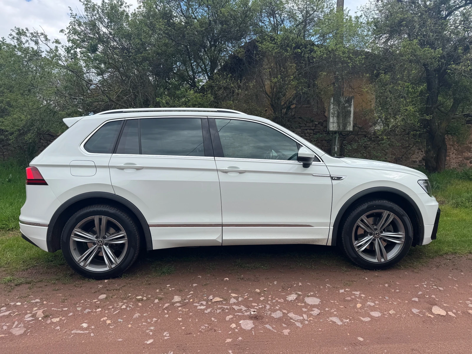 VW Tiguan R-line, 2 комплекта гуми, поръчков таван - изображение 9