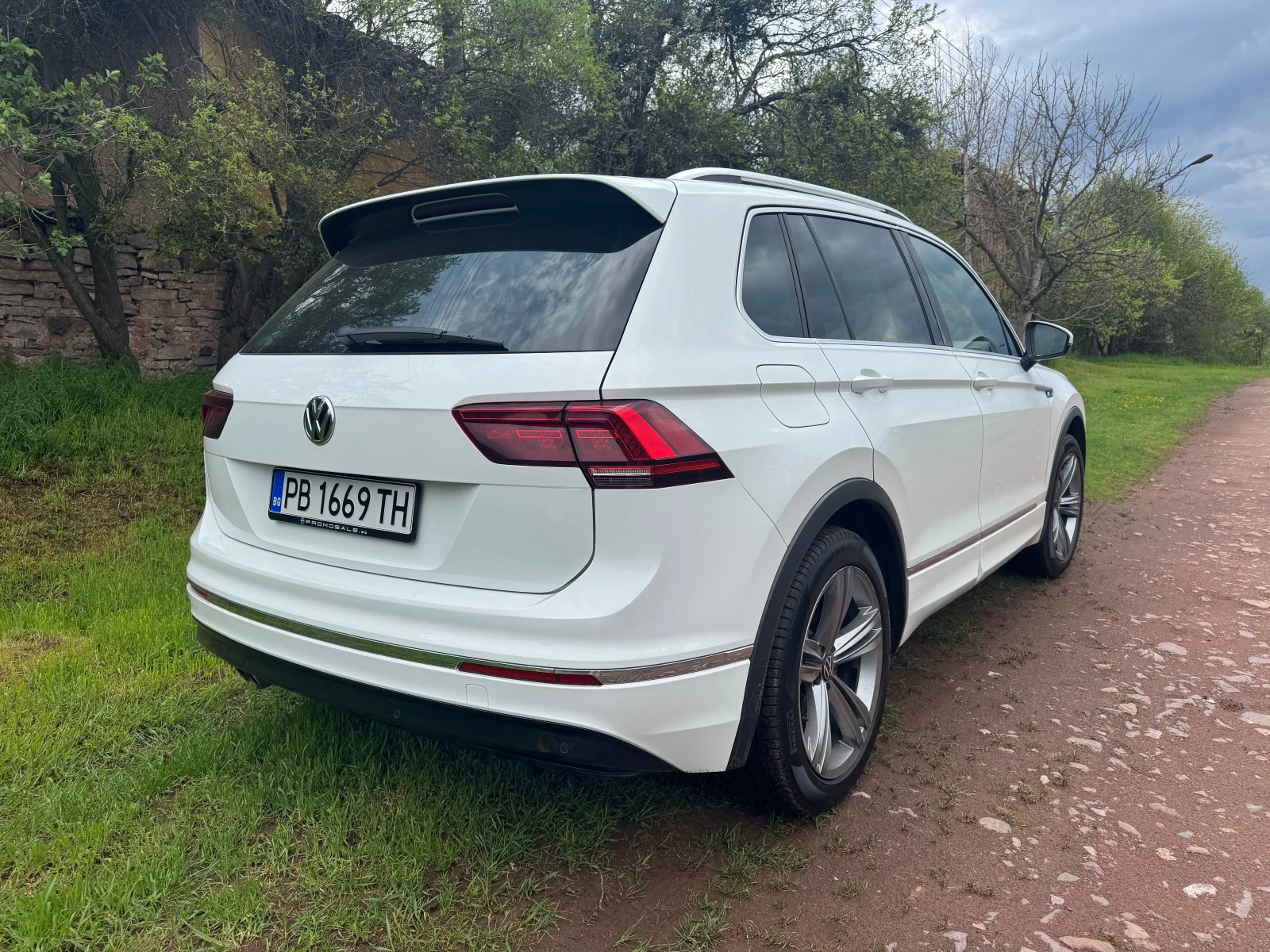 VW Tiguan R-line, 2 комплекта гуми, поръчков таван - изображение 7