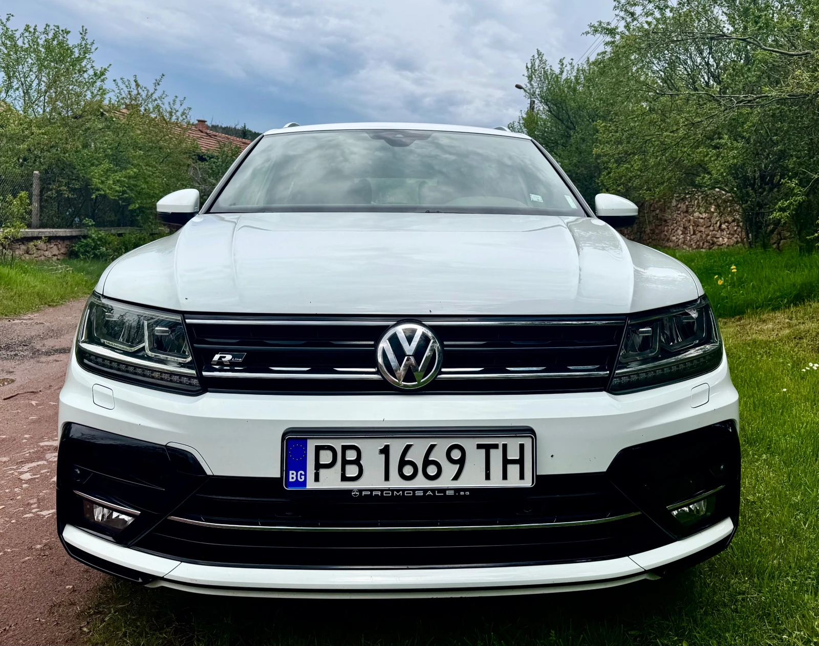 VW Tiguan R-line, 2 комплекта гуми, поръчков таван - изображение 3