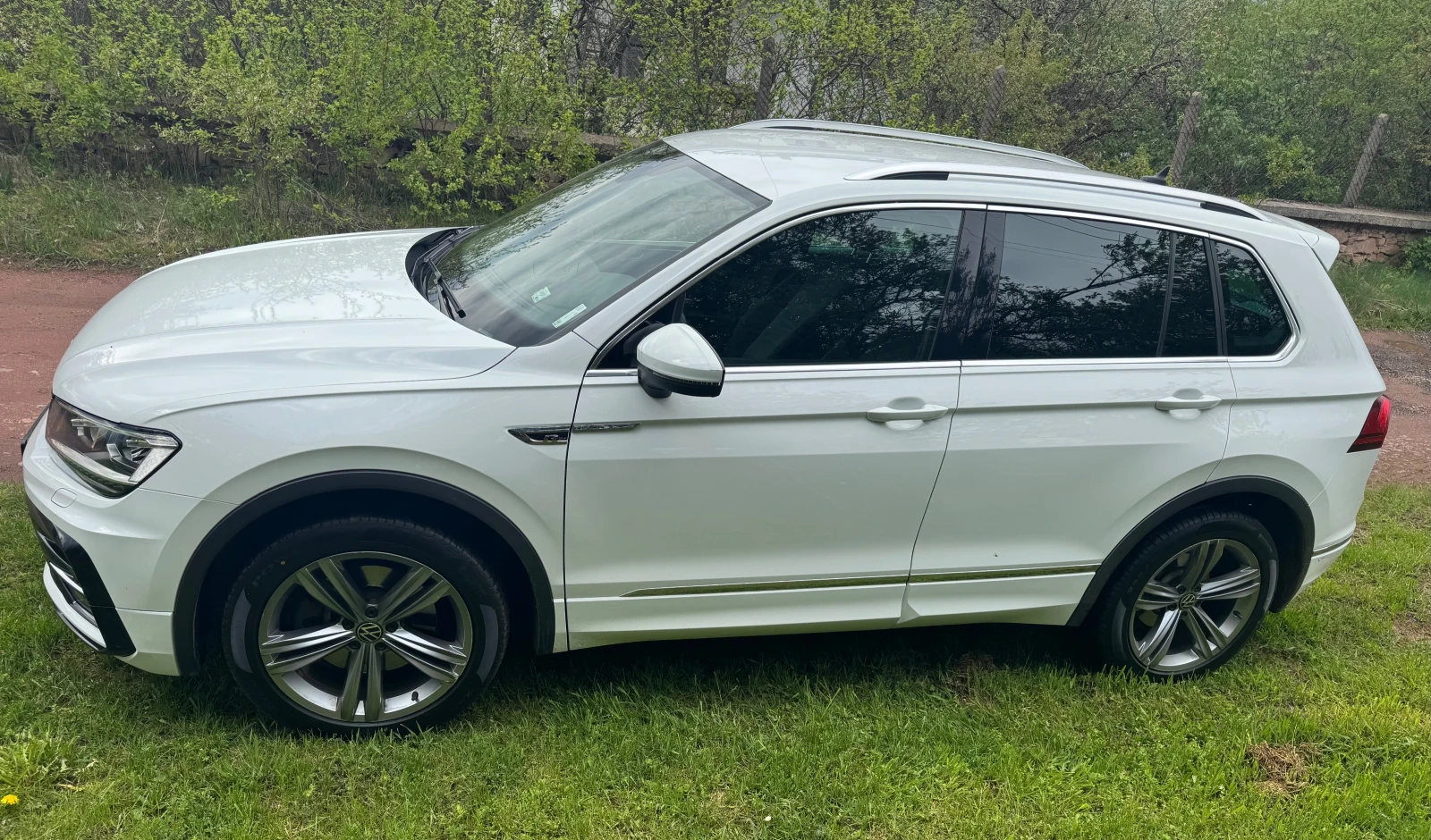 VW Tiguan R-line, 2 комплекта гуми, поръчков таван - изображение 4