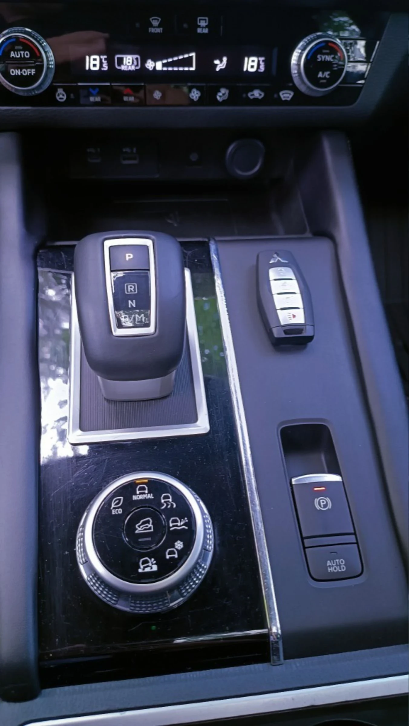 Mitsubishi Outlander, снимка 8 - Автомобили и джипове - 55385238