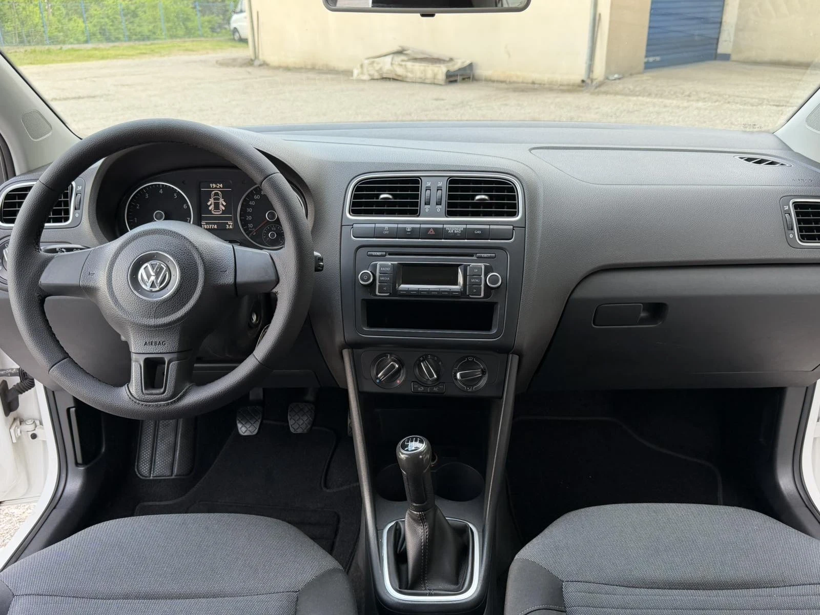 VW Polo 1.6 газ/бензин, снимка 13 - Автомобили и джипове - 54639632