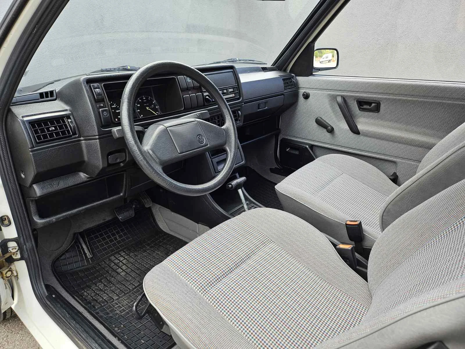 VW Golf 1.6 AUTOMATIC, снимка 11 - Автомобили и джипове - 55912592