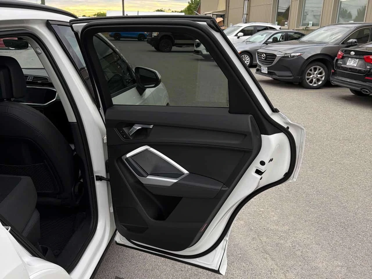 Audi Q3 * KOMFORT * CARFAX * ЦЕНА ДО БГ, снимка 12 - Автомобили и джипове - 54750148