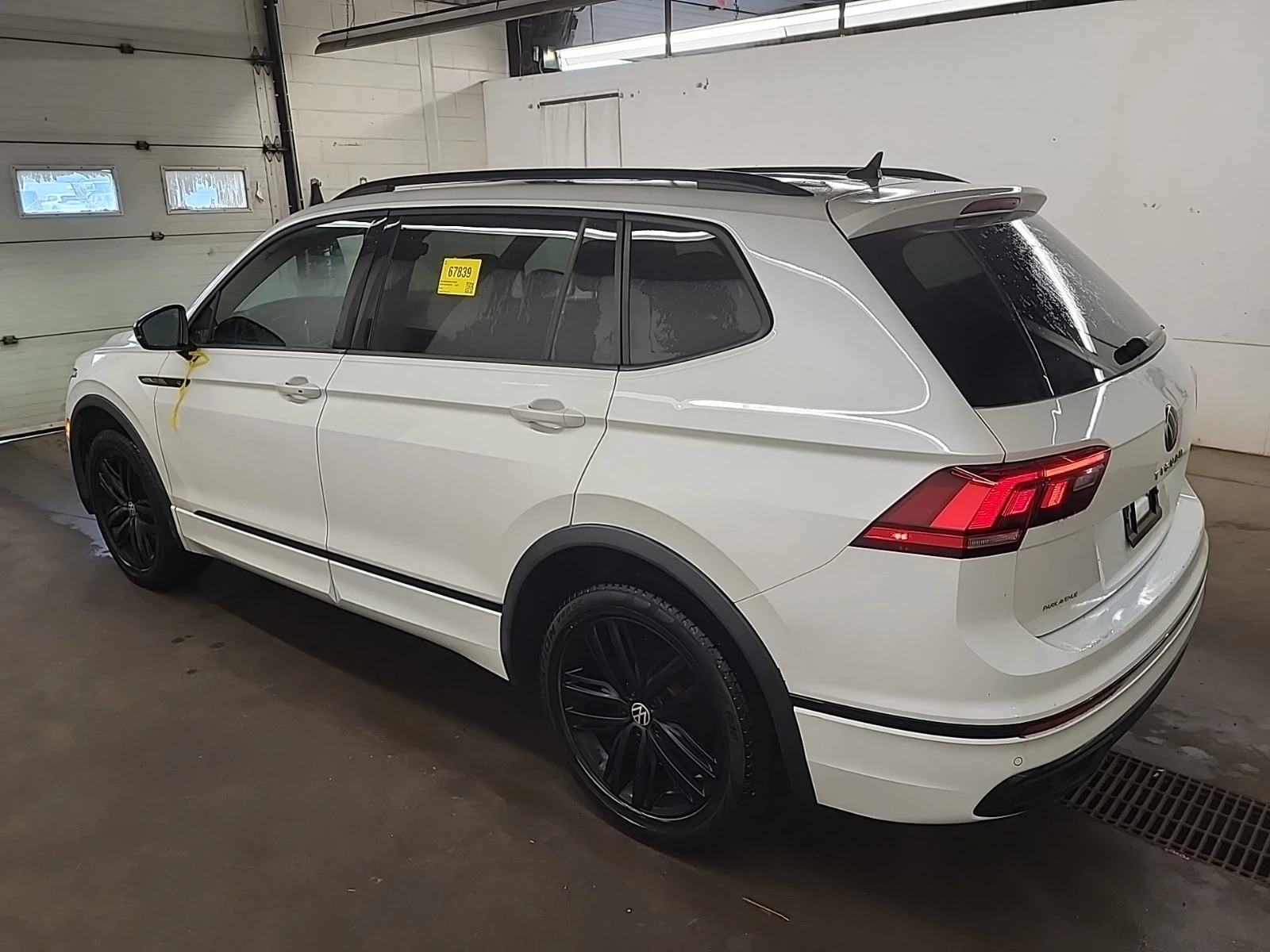 VW Tiguan * COMFORTLINE R LINE BLACK EDITION * CARFAX * , снимка 4 - Автомобили и джипове - 56081812