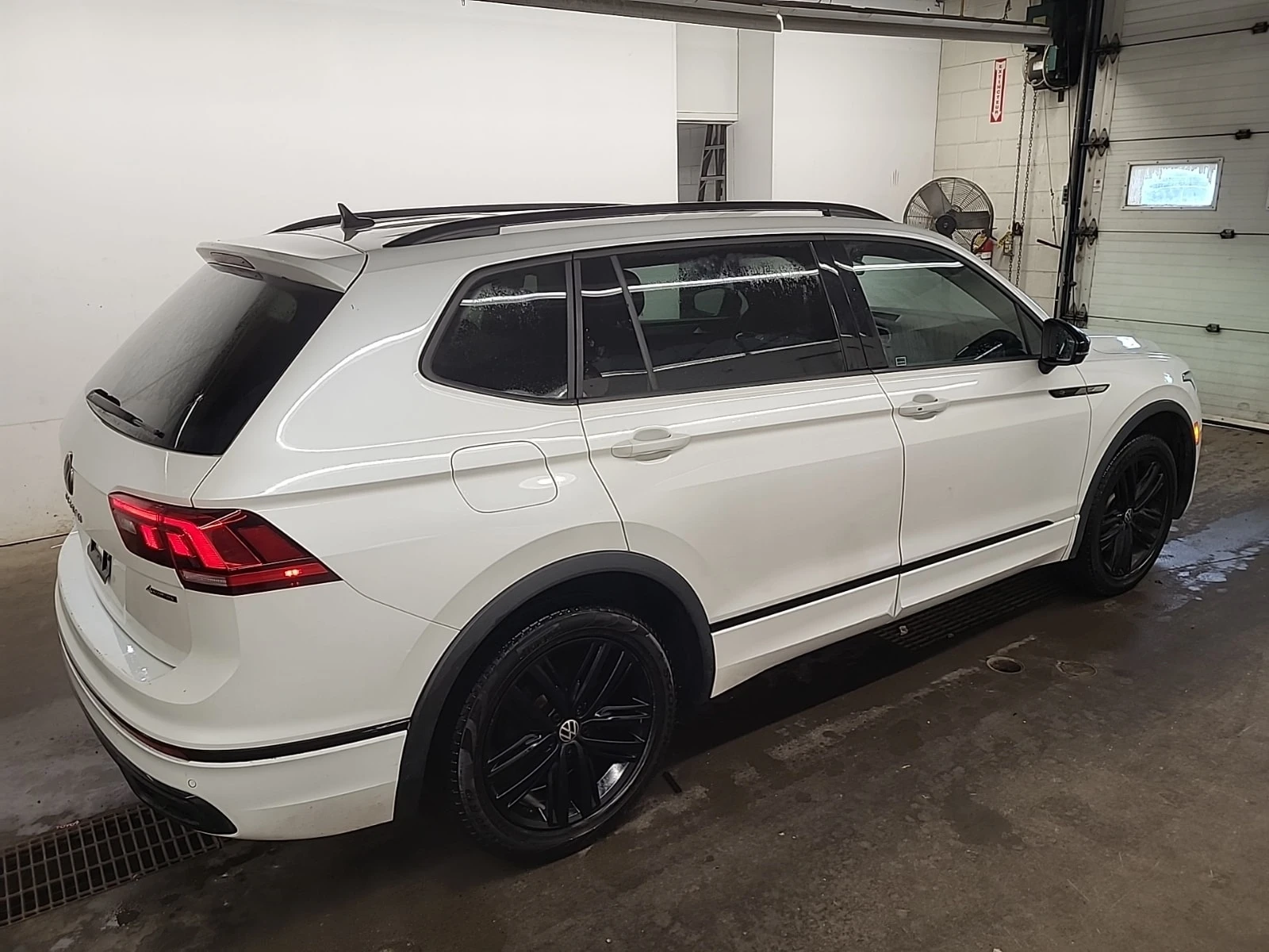 VW Tiguan * COMFORTLINE R LINE BLACK EDITION * CARFAX * , снимка 3 - Автомобили и джипове - 56081812