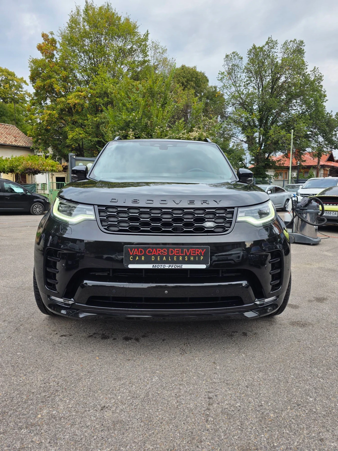 Land Rover Discovery P360/R-Dynamic/SE/Pano/1 Собственик, снимка 2 - Автомобили и джипове - 56175644