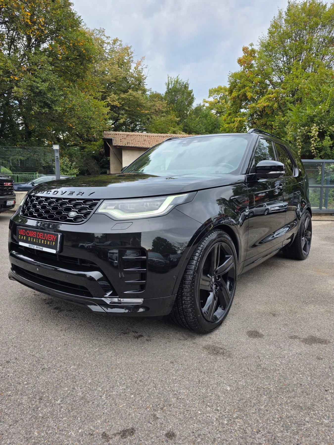 Land Rover Discovery P360/R-Dynamic/SE/Pano/1 Собственик, снимка 3 - Автомобили и джипове - 56175644