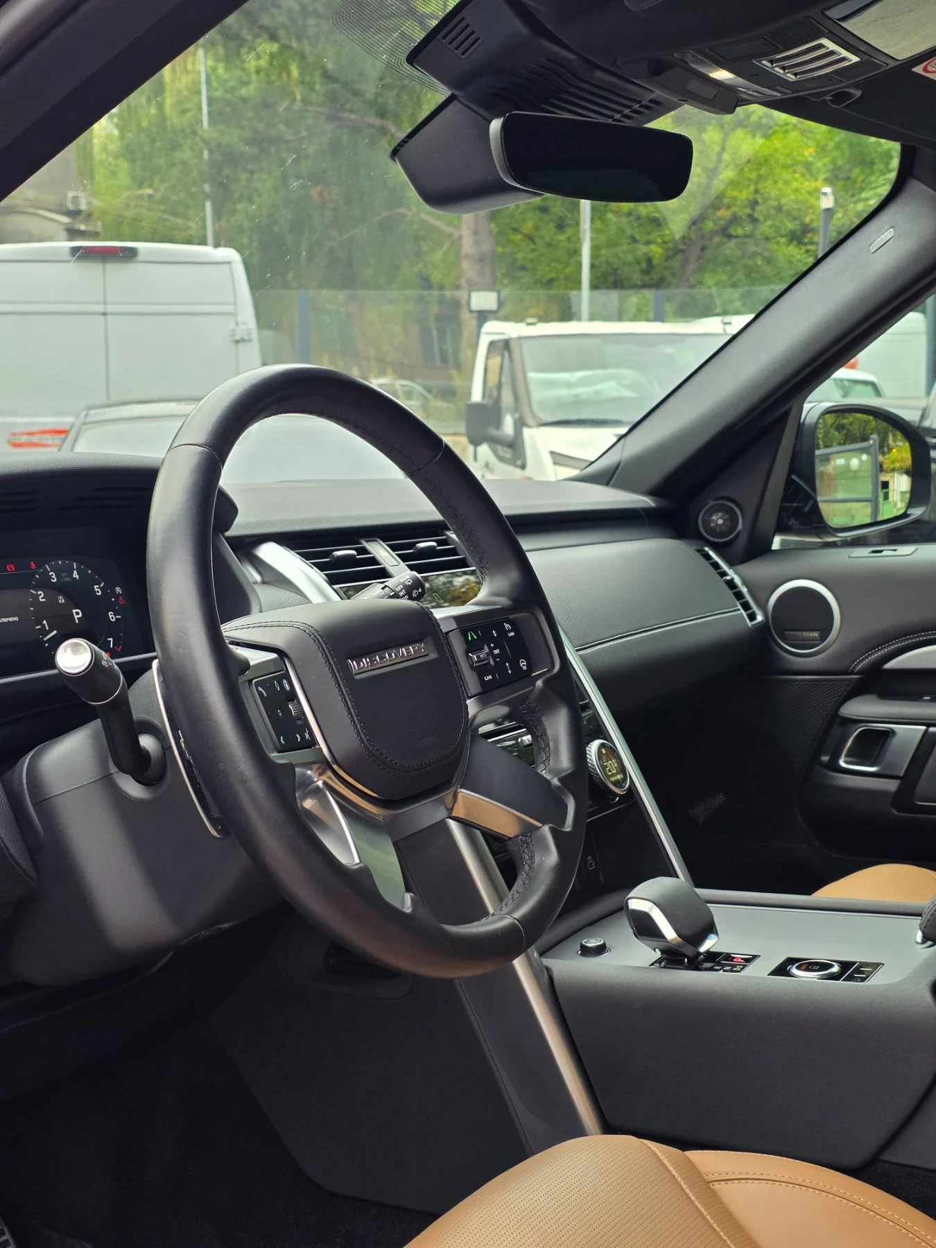 Land Rover Discovery P360/R-Dynamic/SE/Pano/1 Собственик, снимка 8 - Автомобили и джипове - 56175644