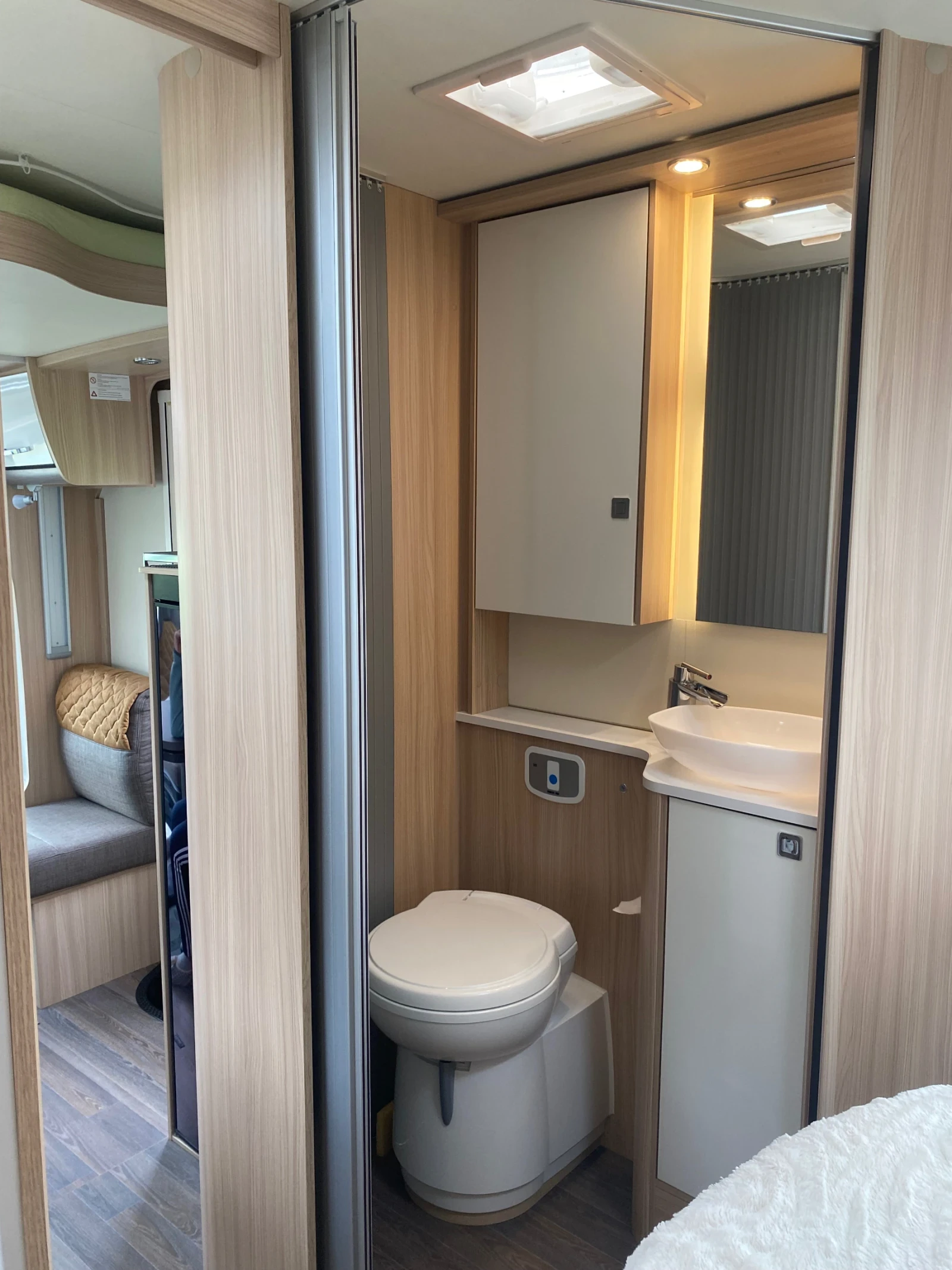 Кемпер Burstner Lyseo, кралско легло, 3, 5 t., снимка 15 - Каравани и кемпери - 54220360