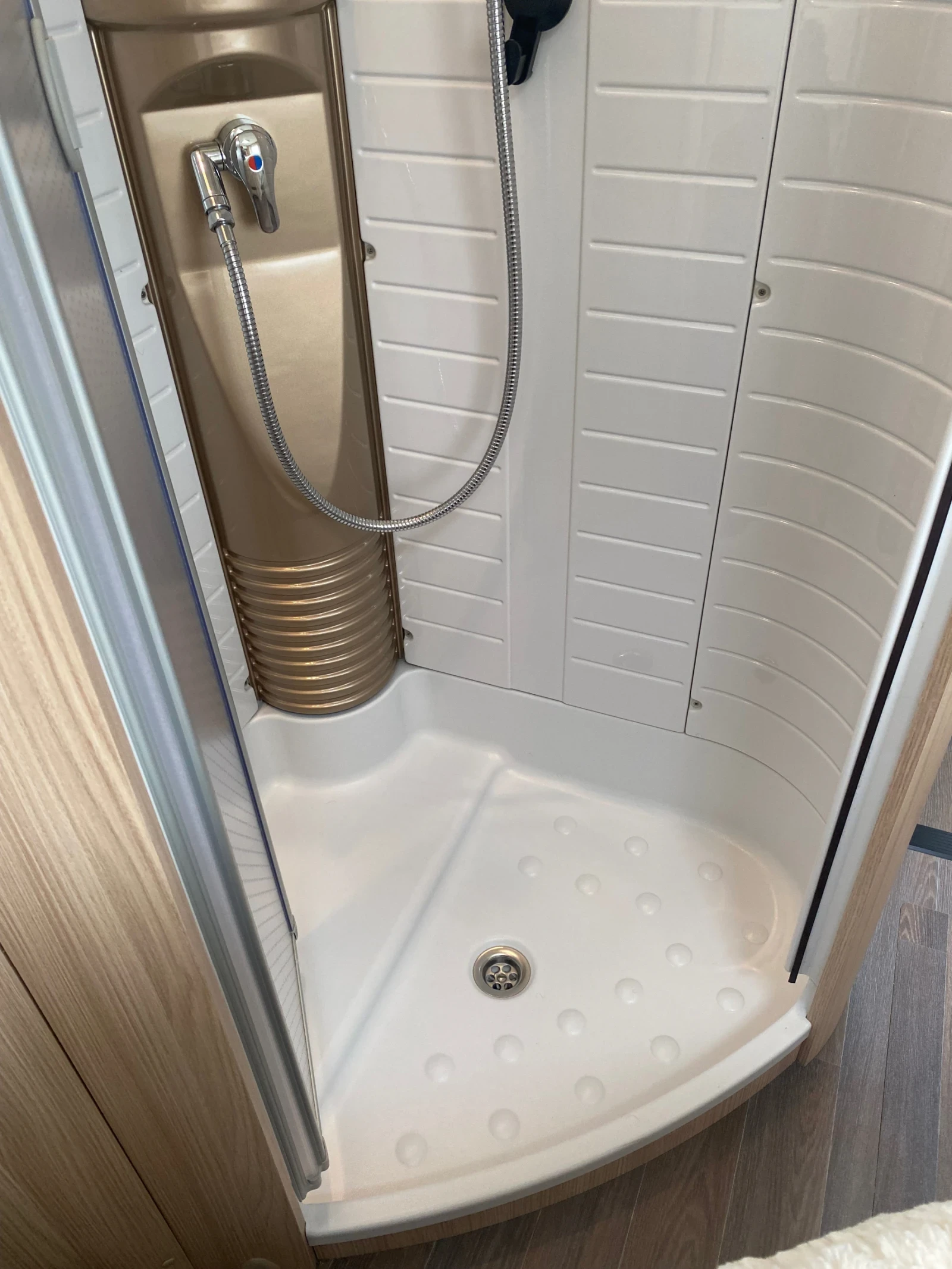 Кемпер Burstner Lyseo, кралско легло, 3, 5 t., снимка 17 - Каравани и кемпери - 54220360