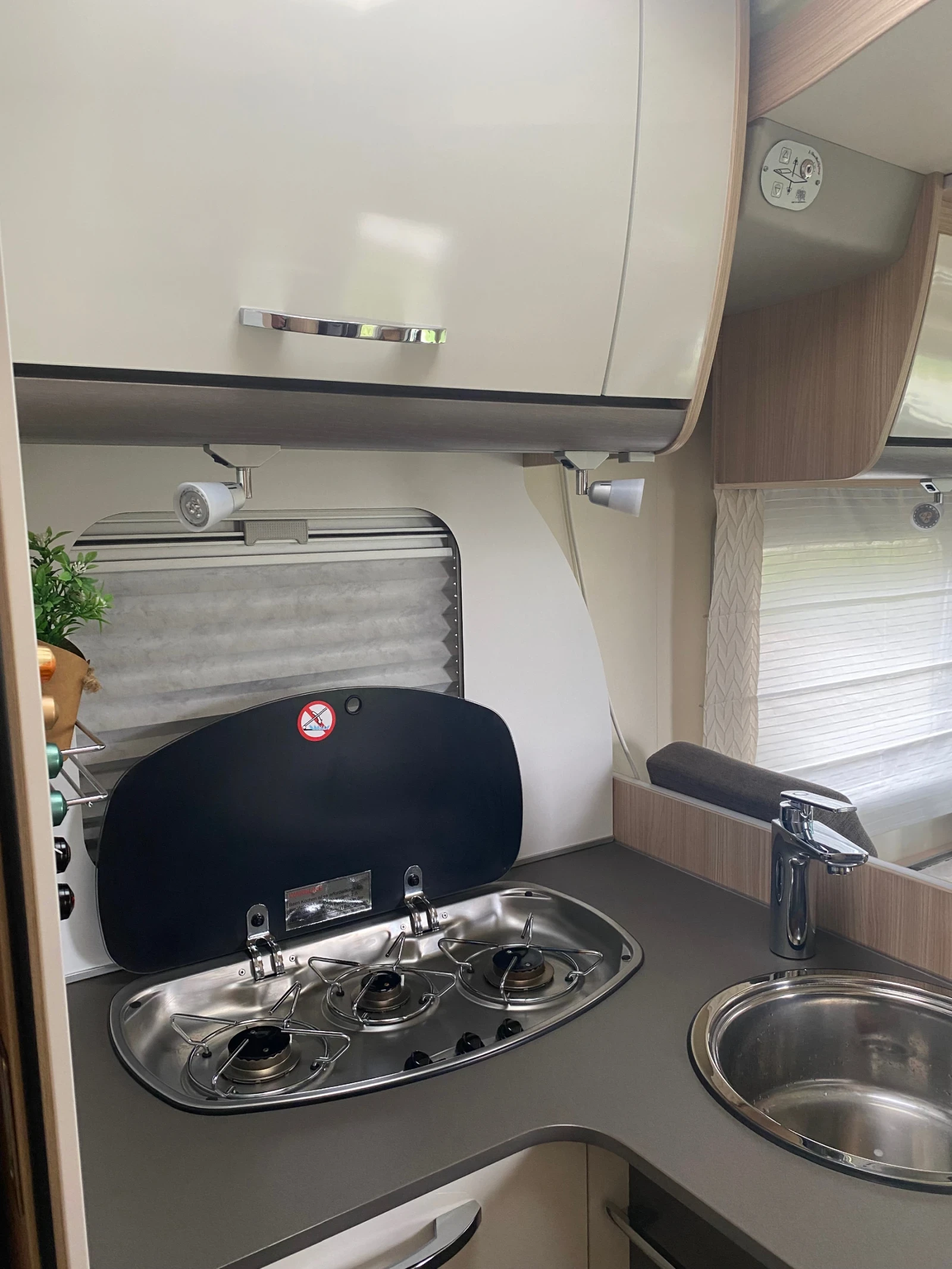 Кемпер Burstner Lyseo, кралско легло, 3, 5 t., снимка 11 - Каравани и кемпери - 54220360