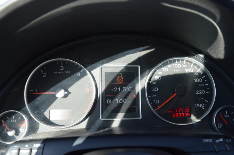 Audi A4 2.0TDI-KLIMATRONIK, снимка 12 - Автомобили и джипове - 52247306