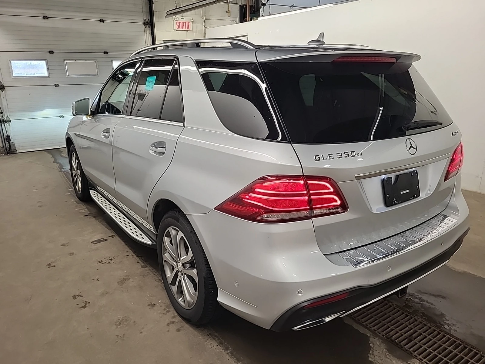 Mercedes-Benz GLE 350 D * 360 КАМЕРА * ЧЕРЕН САЛОН * СЕРВИЗНА ИСТОРИЯ  - изображение 6