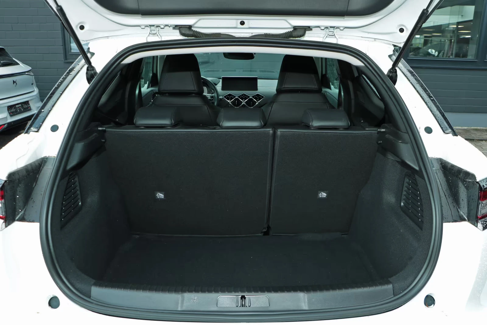 DS DS 3 Crossback E-TENSE/136HP/RIVOLI/HUD/NAVI/CAM/LED/256z, снимка 6 - Автомобили и джипове - 54070305