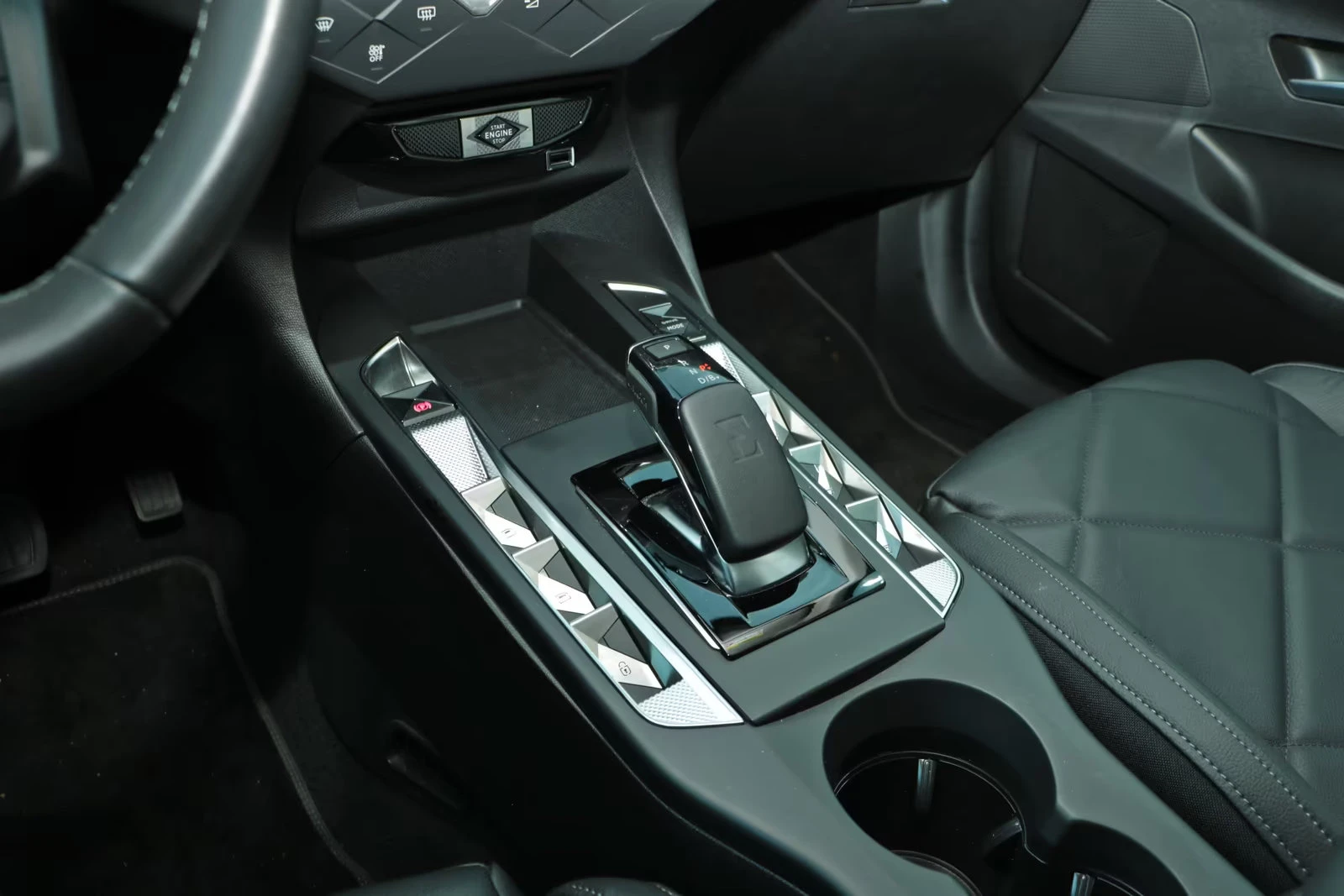 DS DS 3 Crossback E-TENSE/136HP/RIVOLI/HUD/NAVI/CAM/LED/256z, снимка 16 - Автомобили и джипове - 54070305