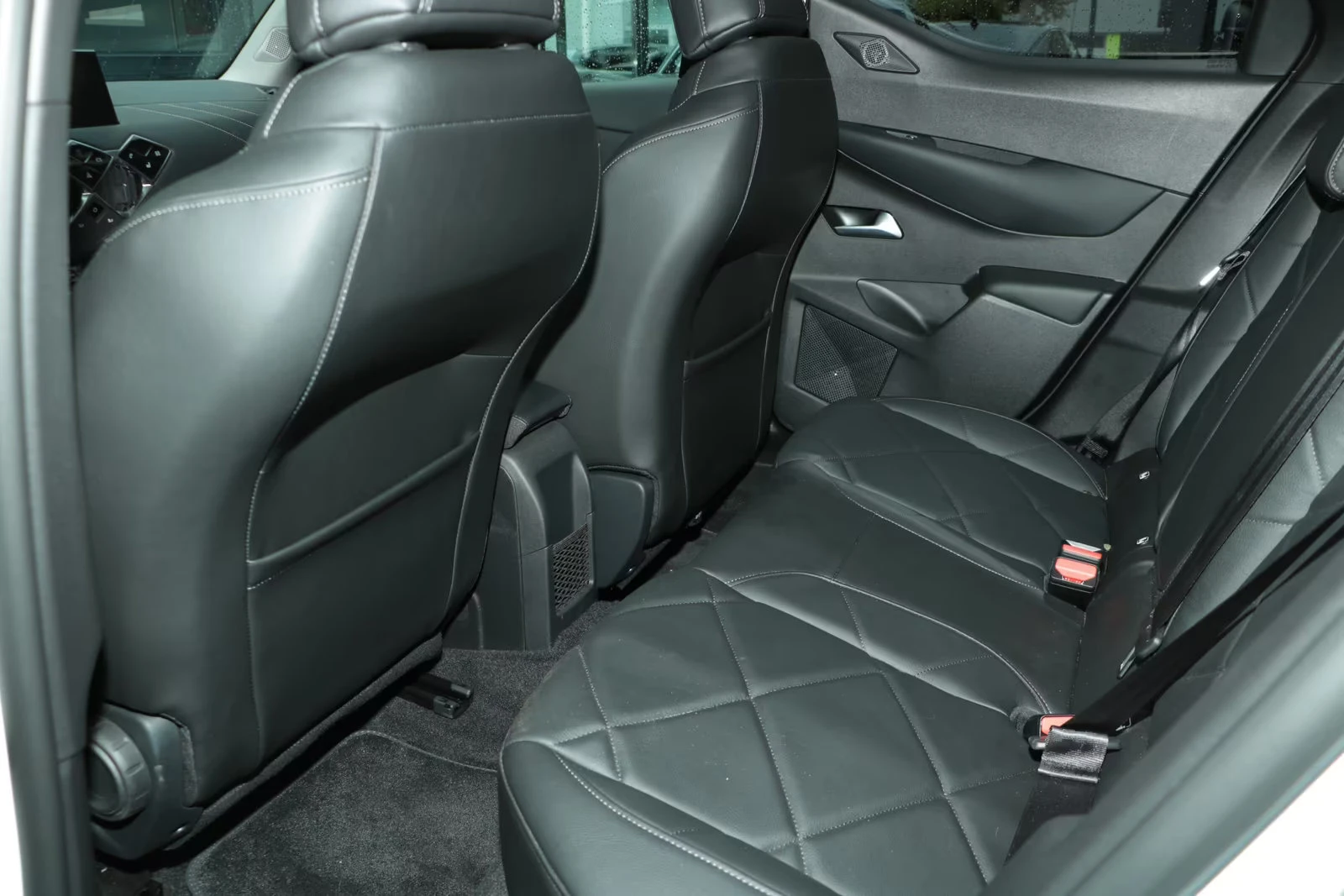 DS DS 3 Crossback E-TENSE/136HP/RIVOLI/HUD/NAVI/CAM/LED/256z, снимка 12 - Автомобили и джипове - 54070305