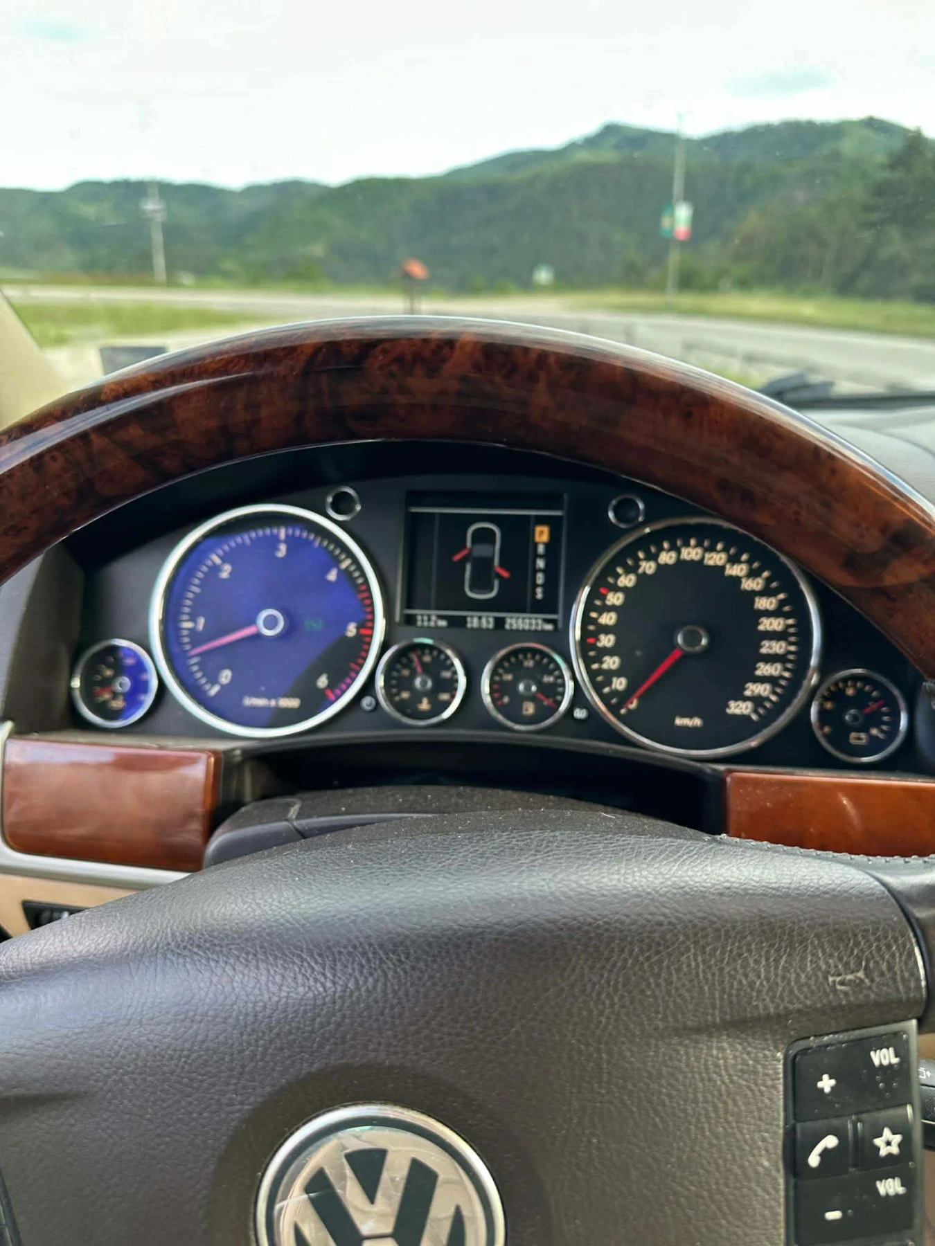 VW Touareg Джипа е подсигурен със всички ексри за модела, снимка 4 - Автомобили и джипове - 55887908