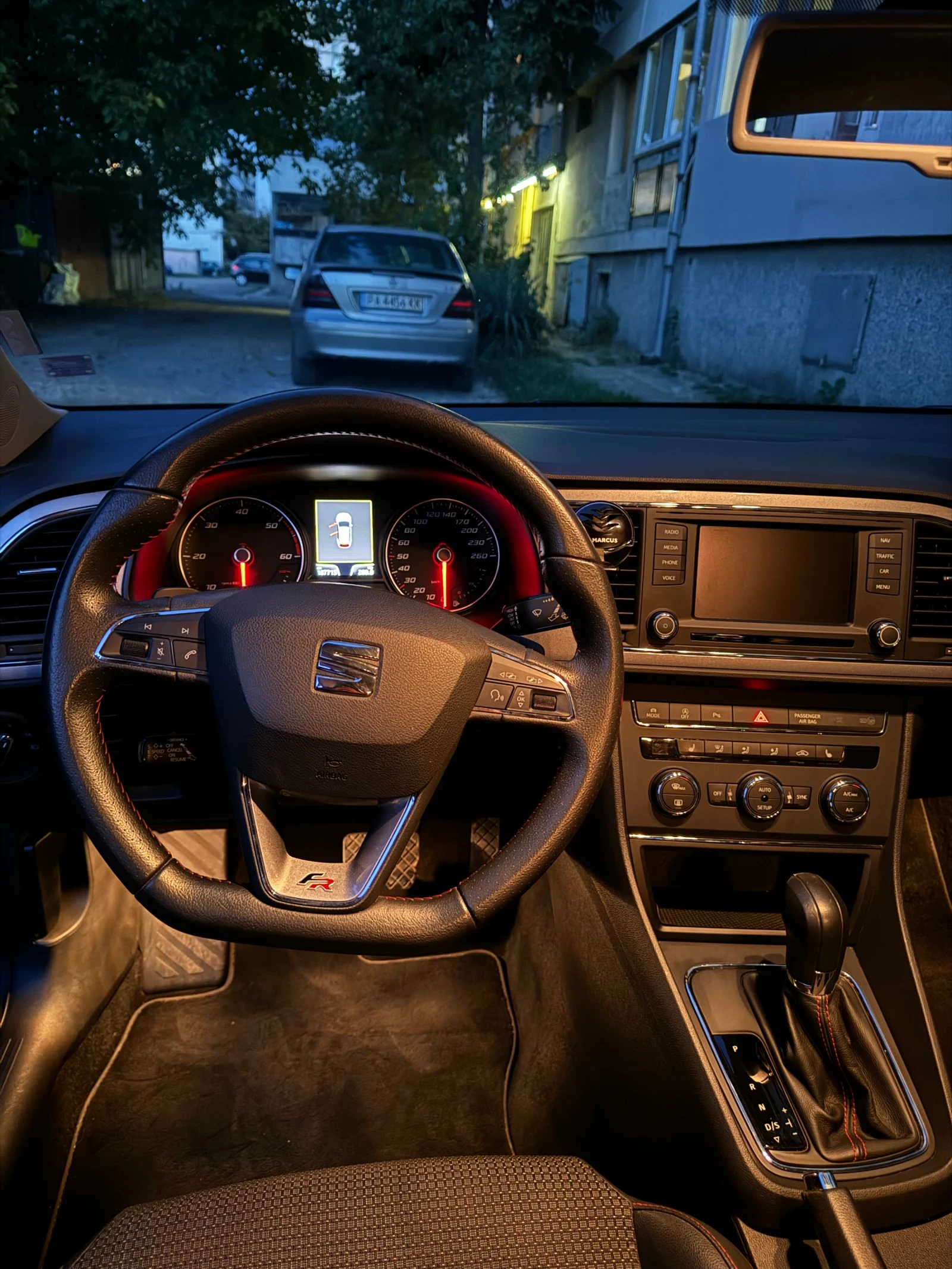 Seat Leon FR 2.0 TDI -150k Дистроник | Mobile.bg — изображение 14