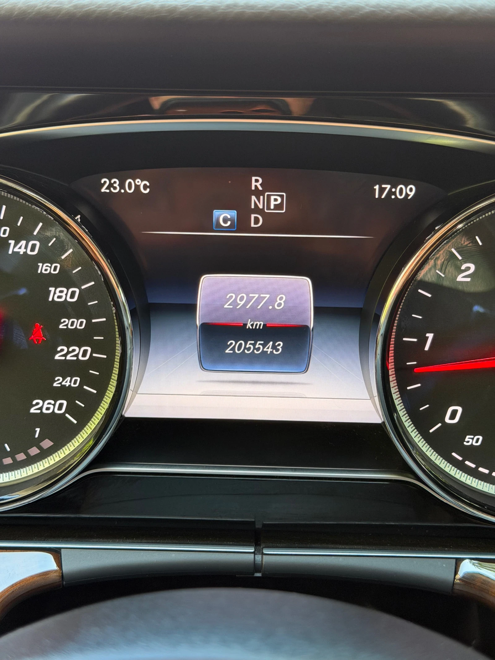 Mercedes-Benz E 220 4 Matic, снимка 2 - Автомобили и джипове - 54963642