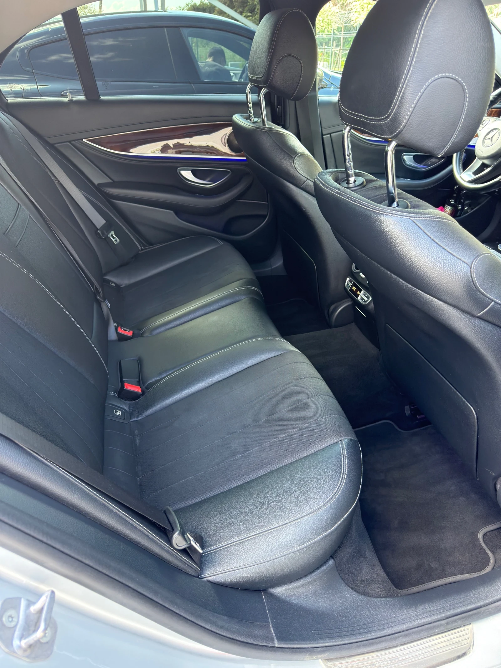 Mercedes-Benz E 220 4 Matic, снимка 9 - Автомобили и джипове - 54963642
