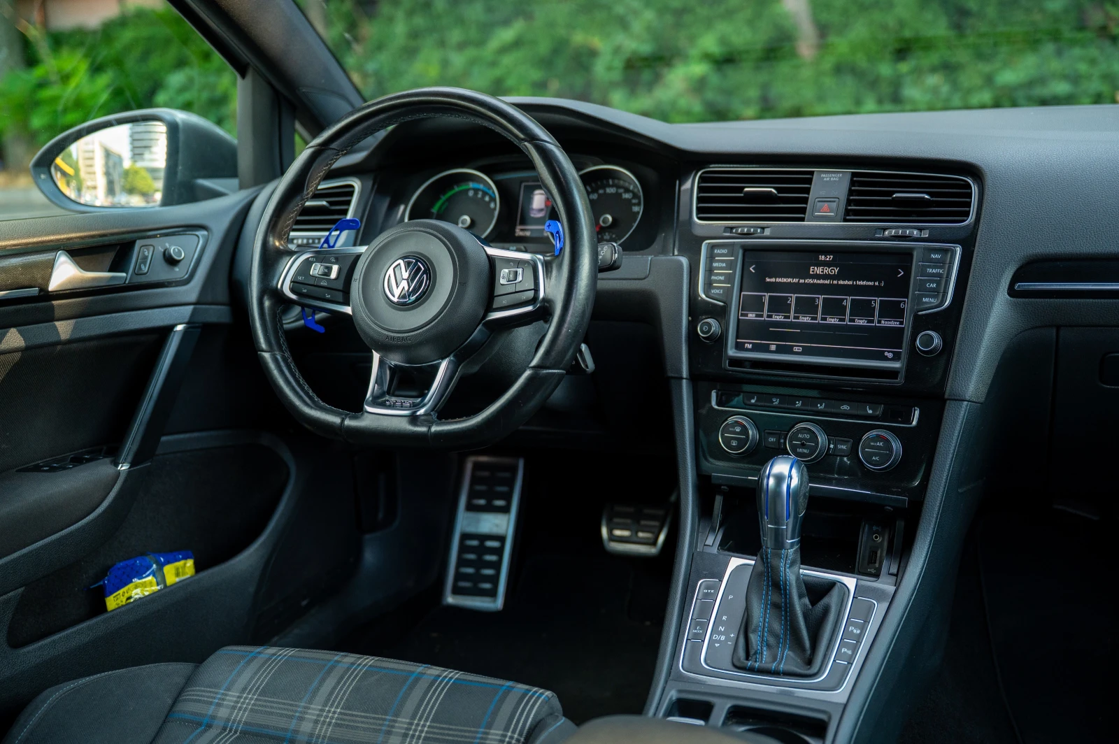 VW Golf GTE/ DISTRONIC/LED/CAMERA/DSG, снимка 8 - Автомобили и джипове - 55376736