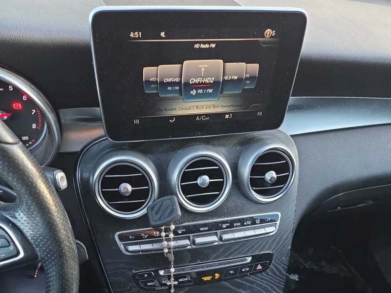 Mercedes-Benz GLC 300 / 4MATIC / PANO / AMG / KEYLESS / CARFAX, снимка 8 - Автомобили и джипове - 53398235
