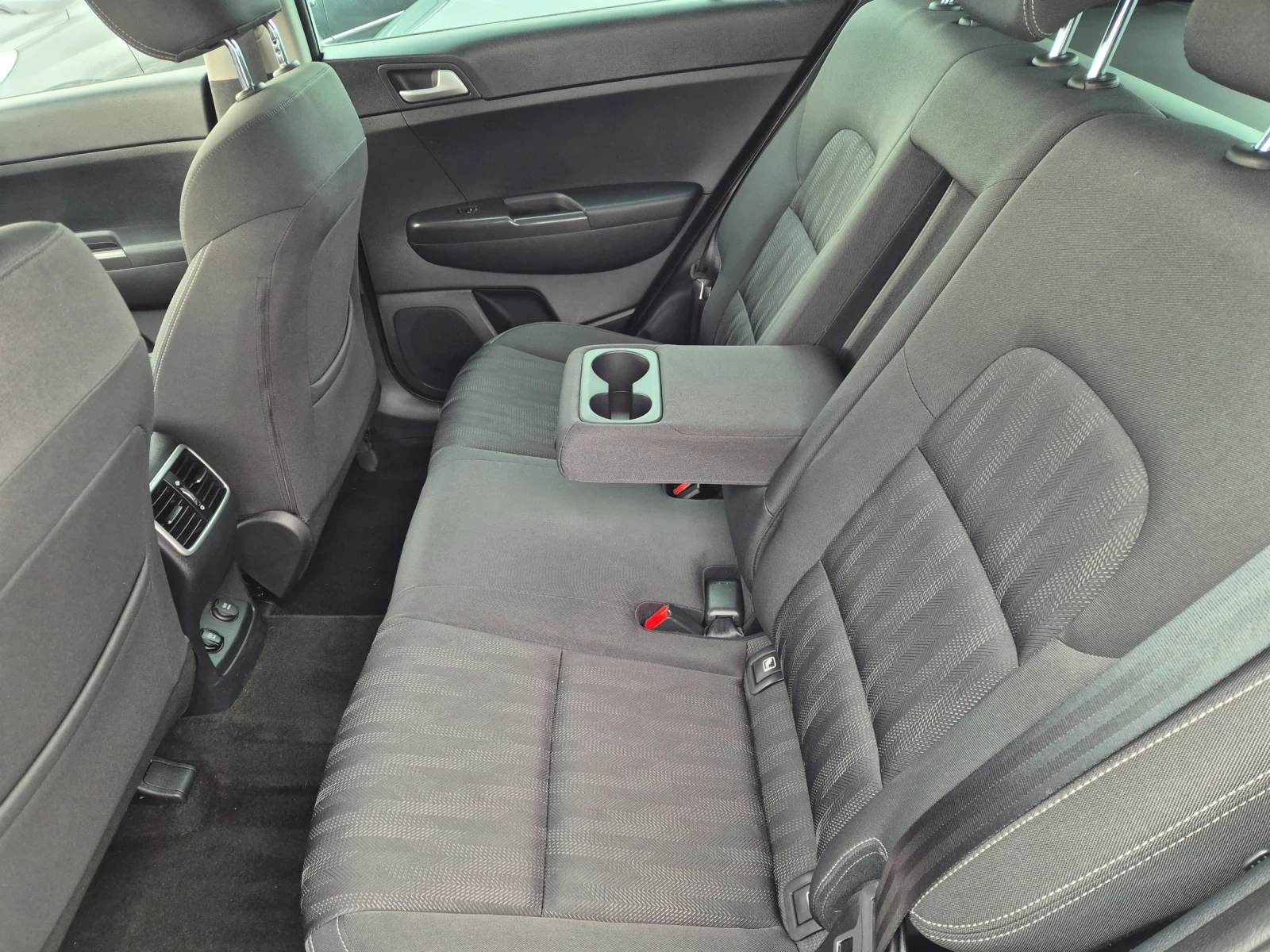 Kia Sportage 1.6, снимка 10 - Автомобили и джипове - 54095050