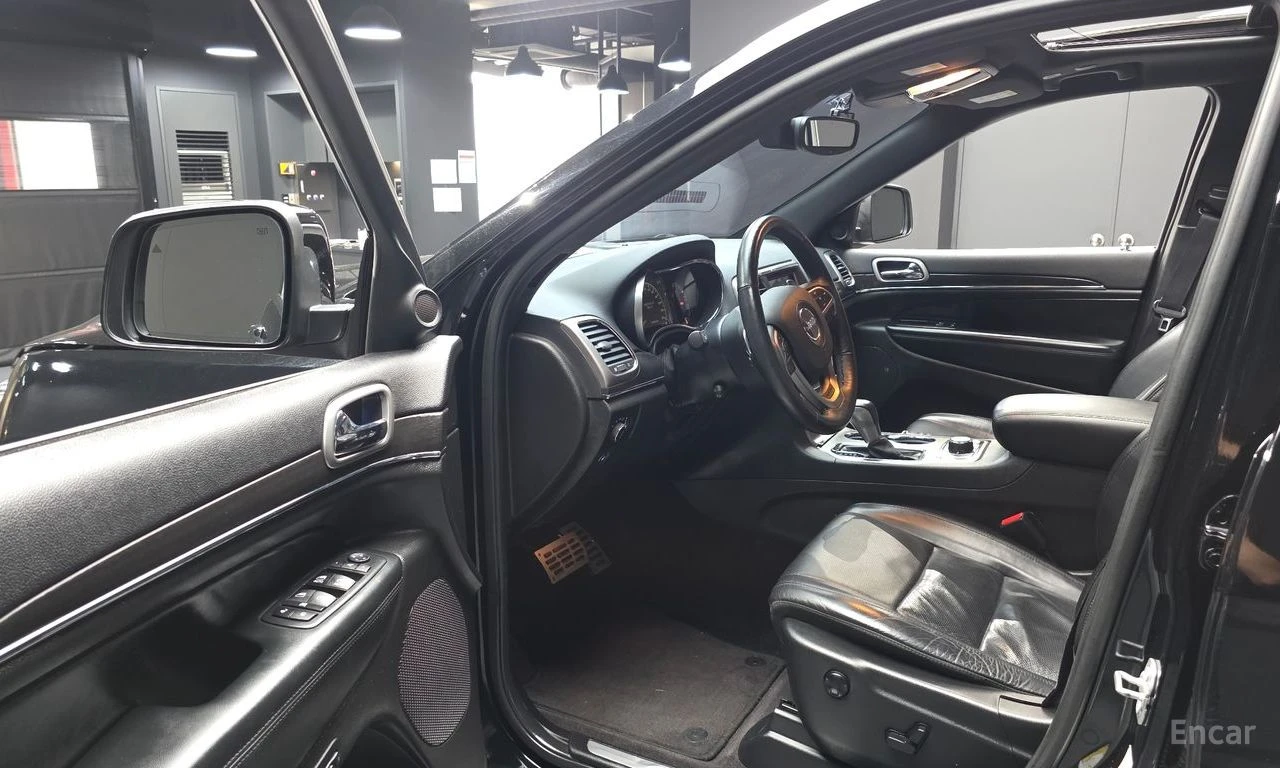 Jeep Grand cherokee 3.6* V6* 8ZF* ПОДГРЕВ* ОБДУХВАНЕ* МЪРТВА* ТОЧКА* К, снимка 5 - Автомобили и джипове - 55517793