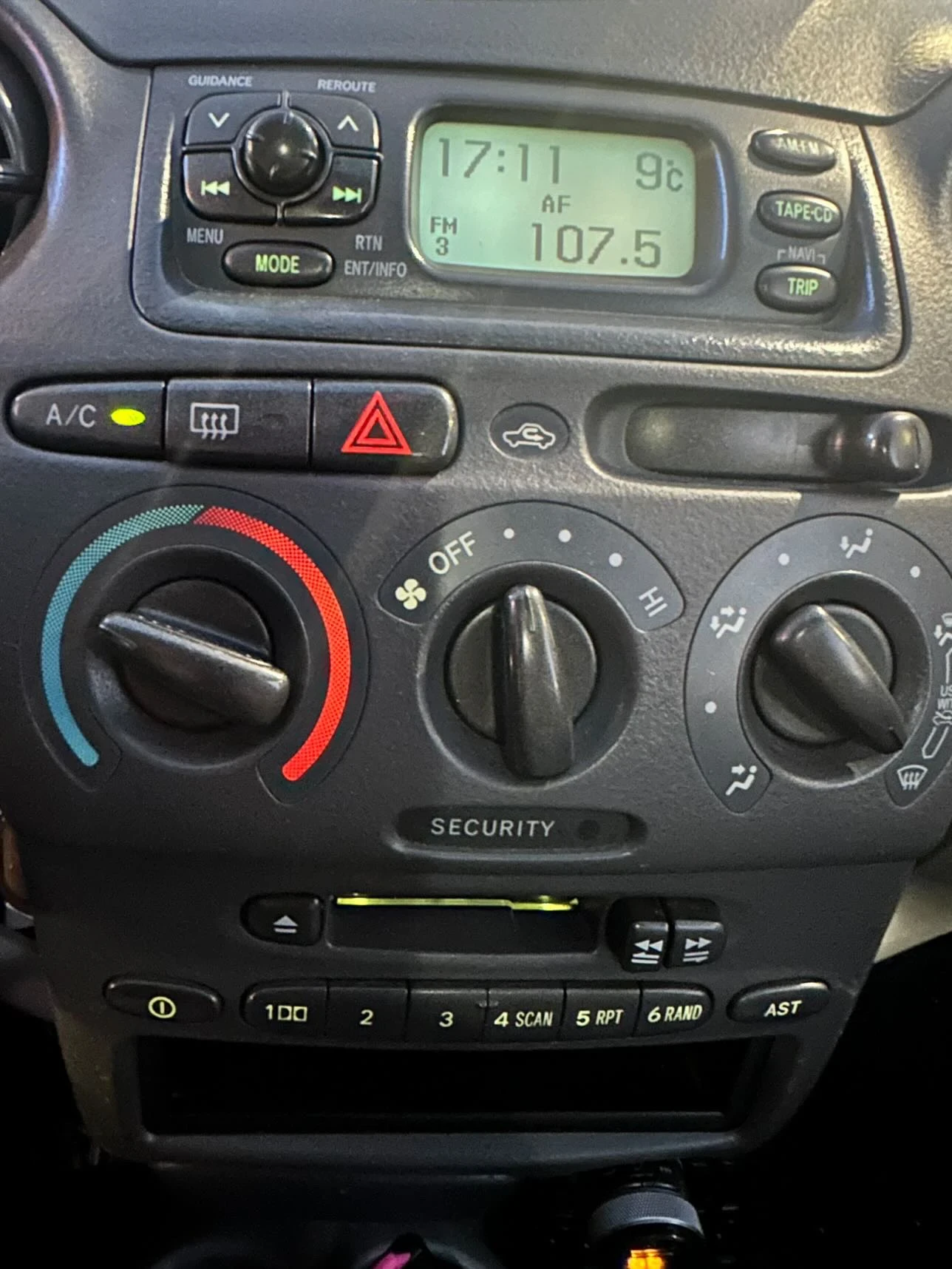 Toyota Yaris  - изображение 7