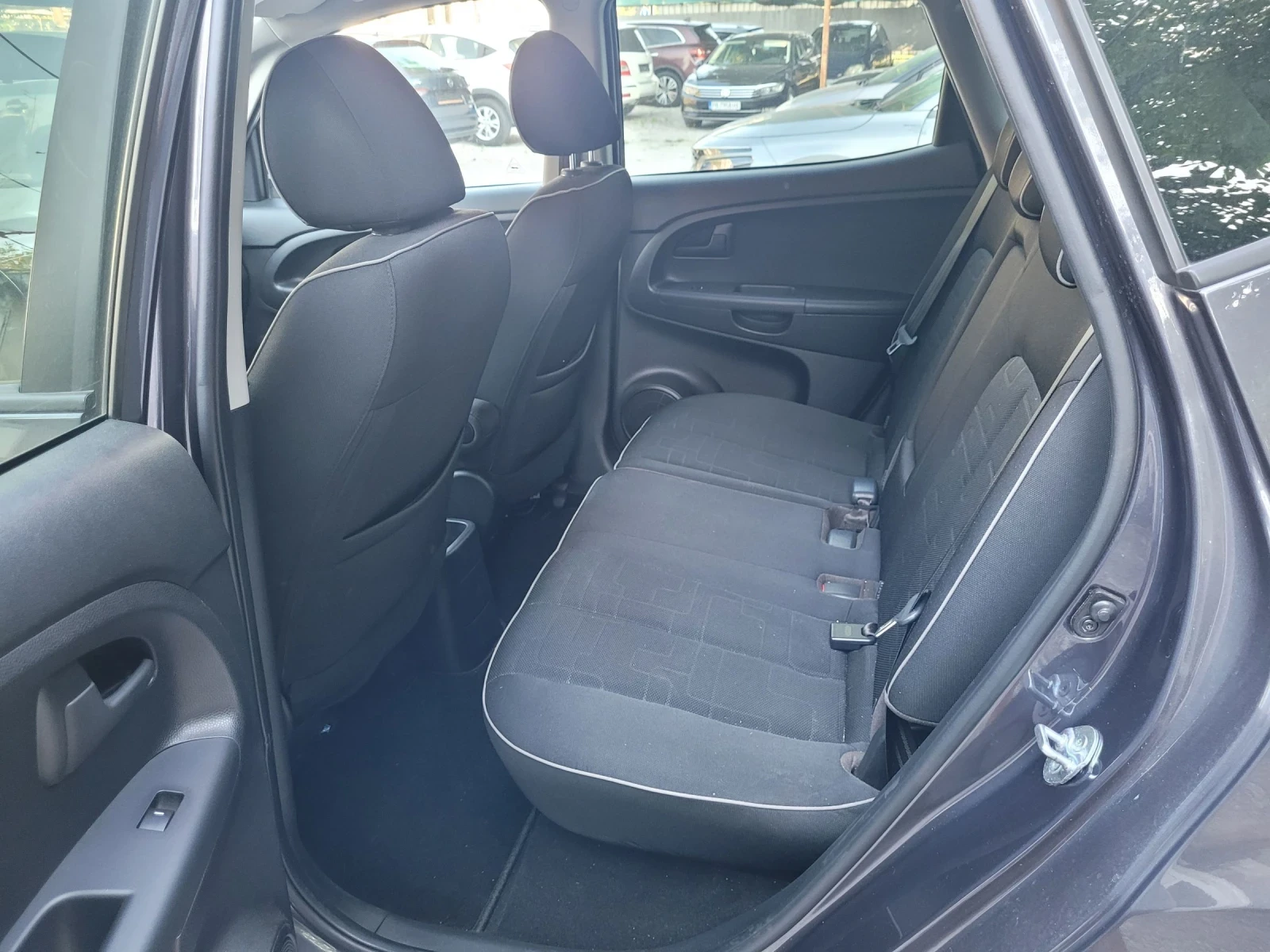 Kia Venga 1.6 I automatic , снимка 7 - Автомобили и джипове - 55466244