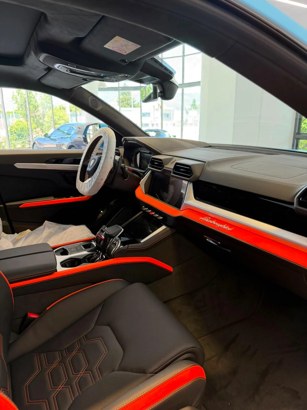 Lamborghini Urus SE* CARBON* MASSAGE* Blue Seiler Matte* , снимка 4 - Автомобили и джипове - 55430313