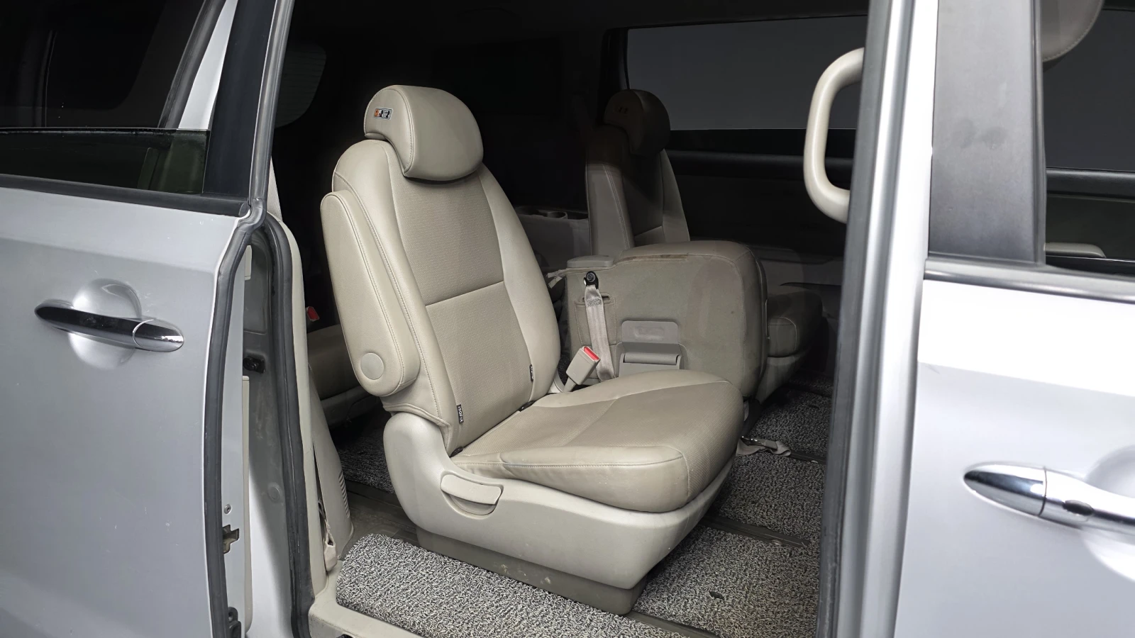 Kia Carnival КРАЙНА ЦЕНА, снимка 12 - Автомобили и джипове - 55595022