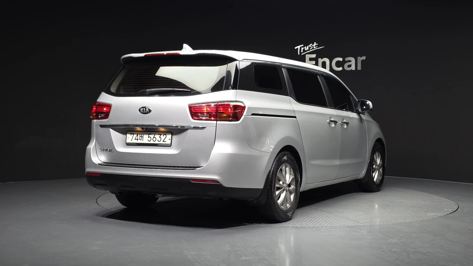Kia Carnival КРАЙНА ЦЕНА, снимка 2 - Автомобили и джипове - 55595022