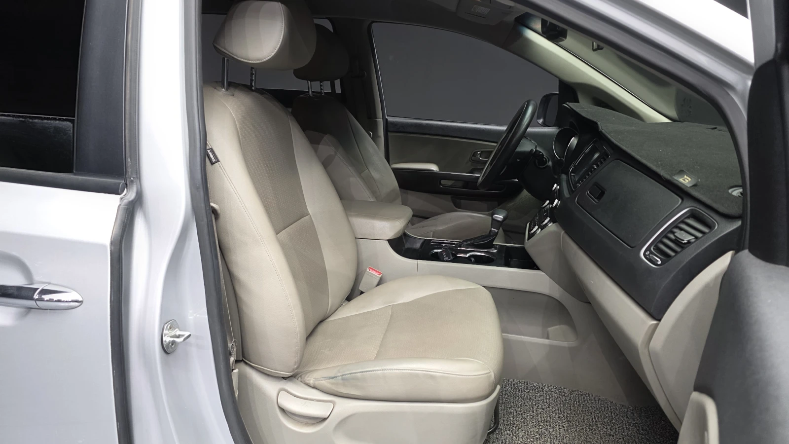 Kia Carnival КРАЙНА ЦЕНА, снимка 11 - Автомобили и джипове - 55595022