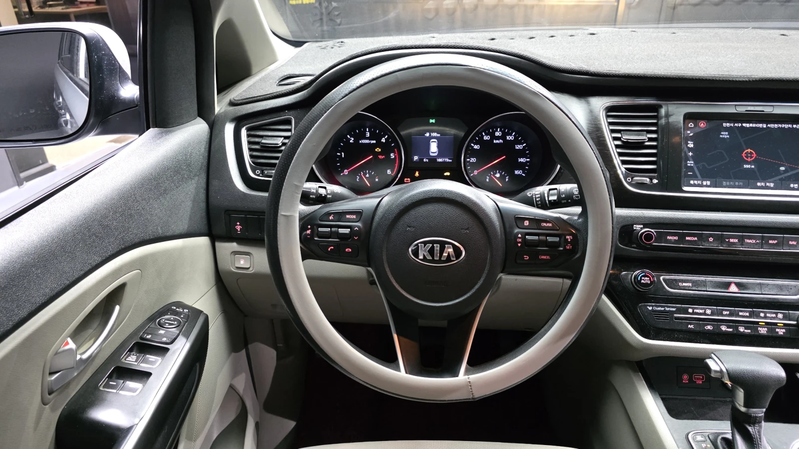 Kia Carnival КРАЙНА ЦЕНА, снимка 13 - Автомобили и джипове - 55595022