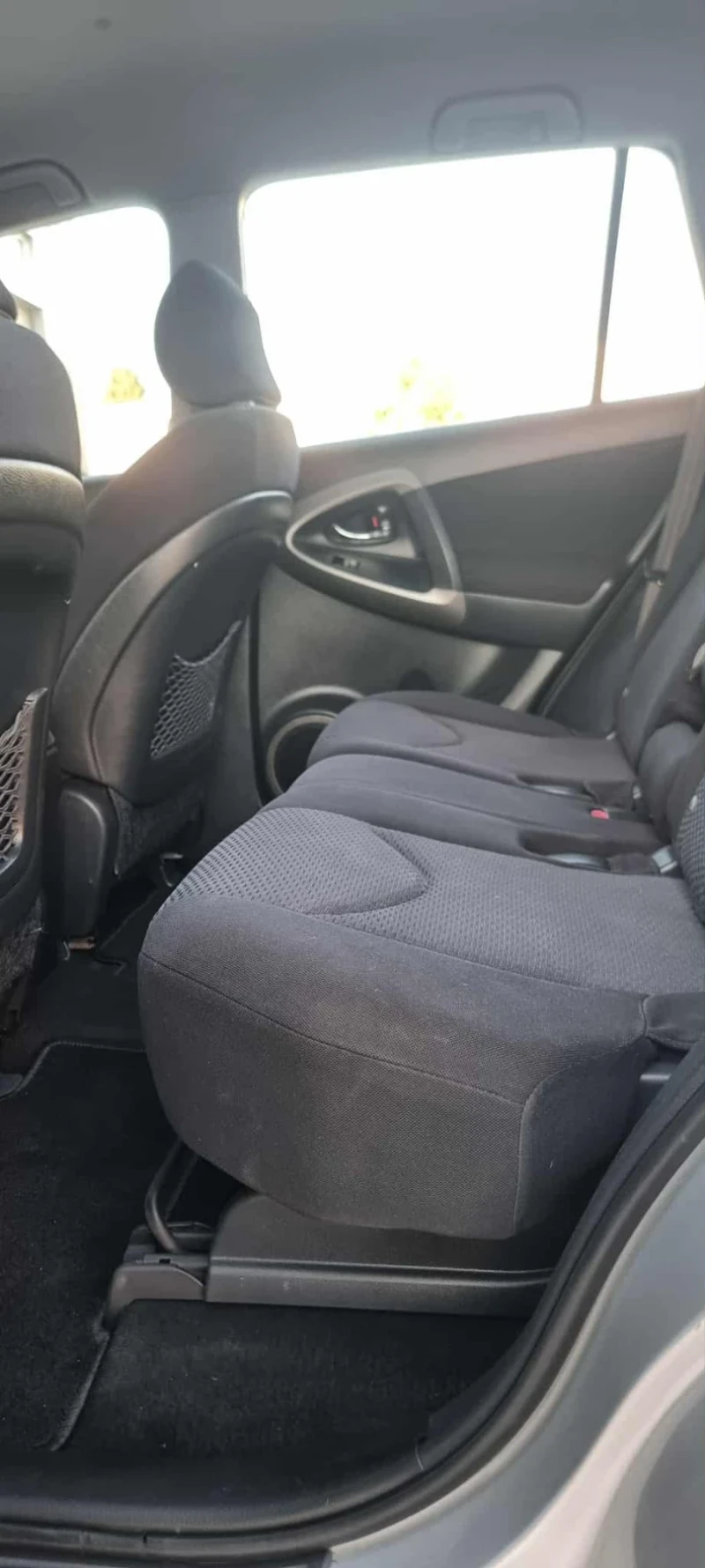 Toyota Rav4 4200 ЛВ ПЪРВОНАЧАЛНА ВНОСКА / ОБСЛУЖЕН ОТ А ДО Я , снимка 16 - Автомобили и джипове - 52989669