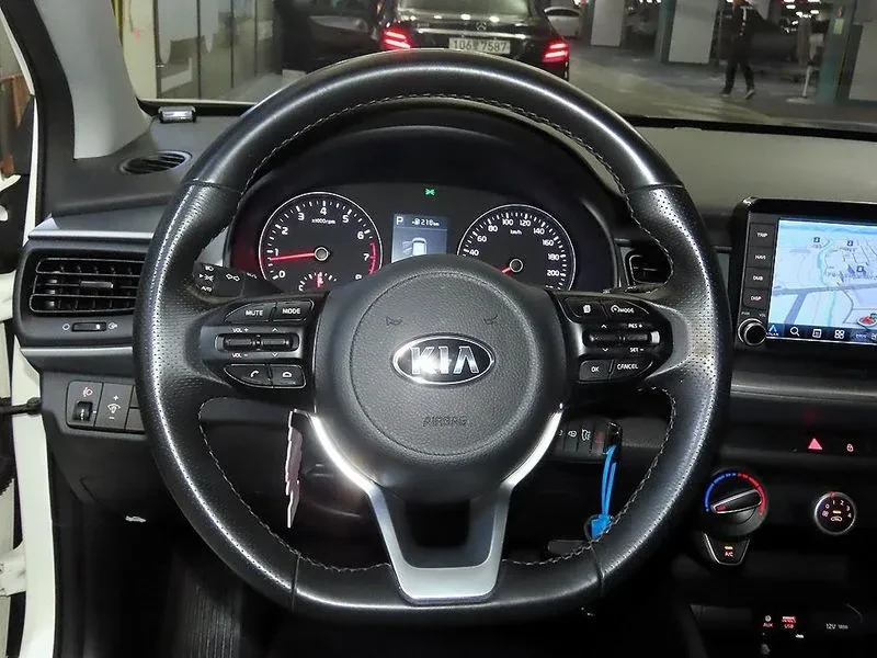 Kia Stonic 1.4 DELUXE, снимка 11 - Автомобили и джипове - 54999627