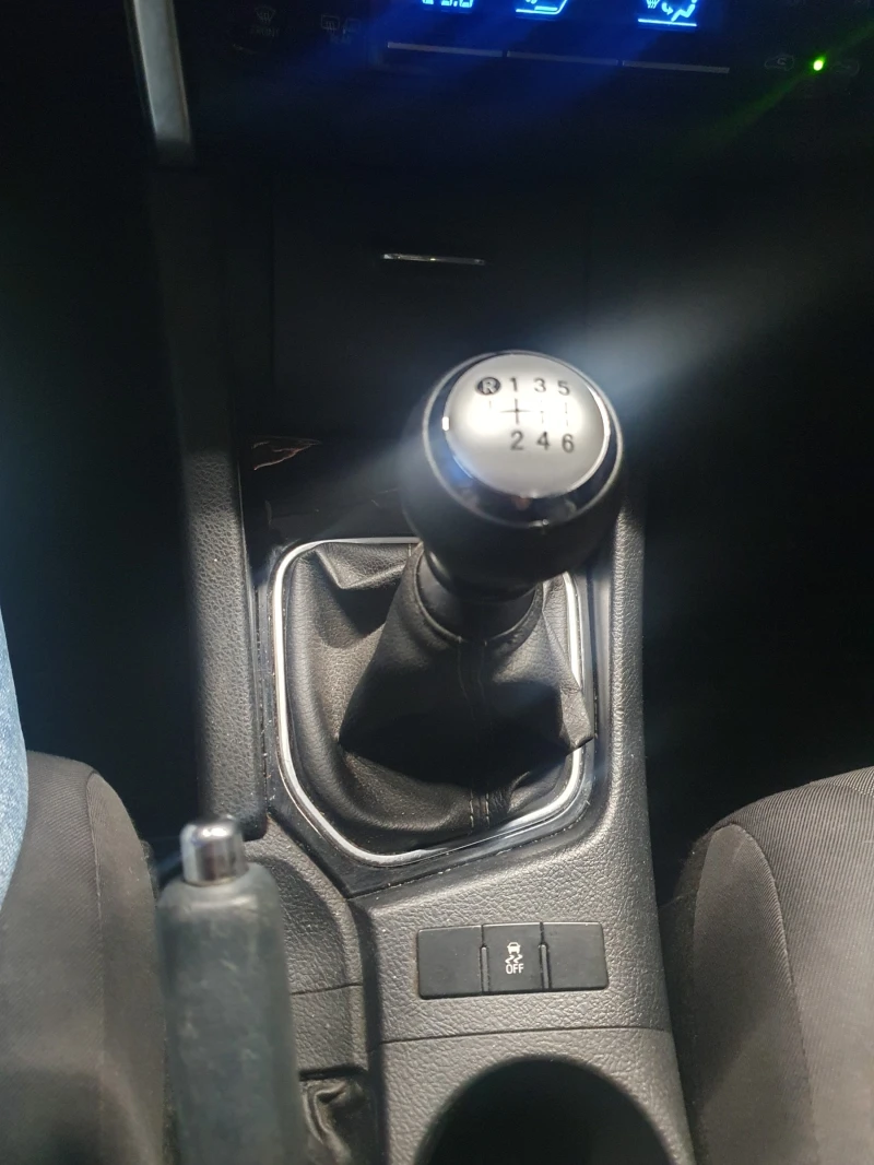 Toyota Auris, снимка 8 - Автомобили и джипове - 52704762