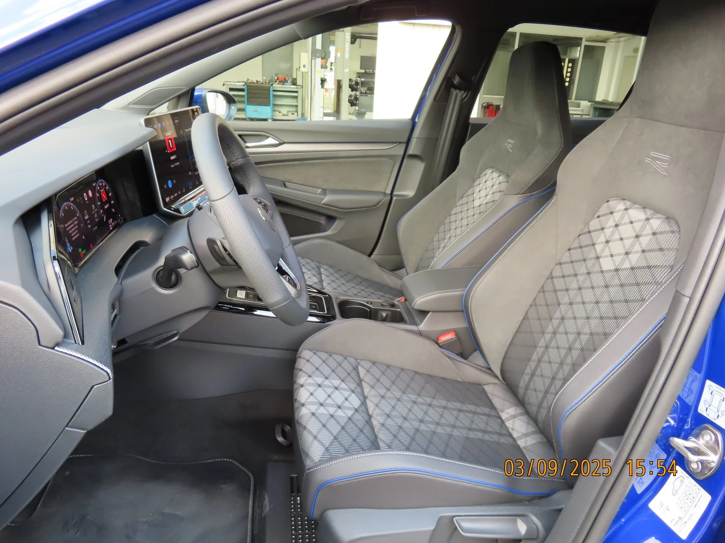 VW Golf 8 R-Line Plus 1.5 eTSI OPF DSG - изображение 6