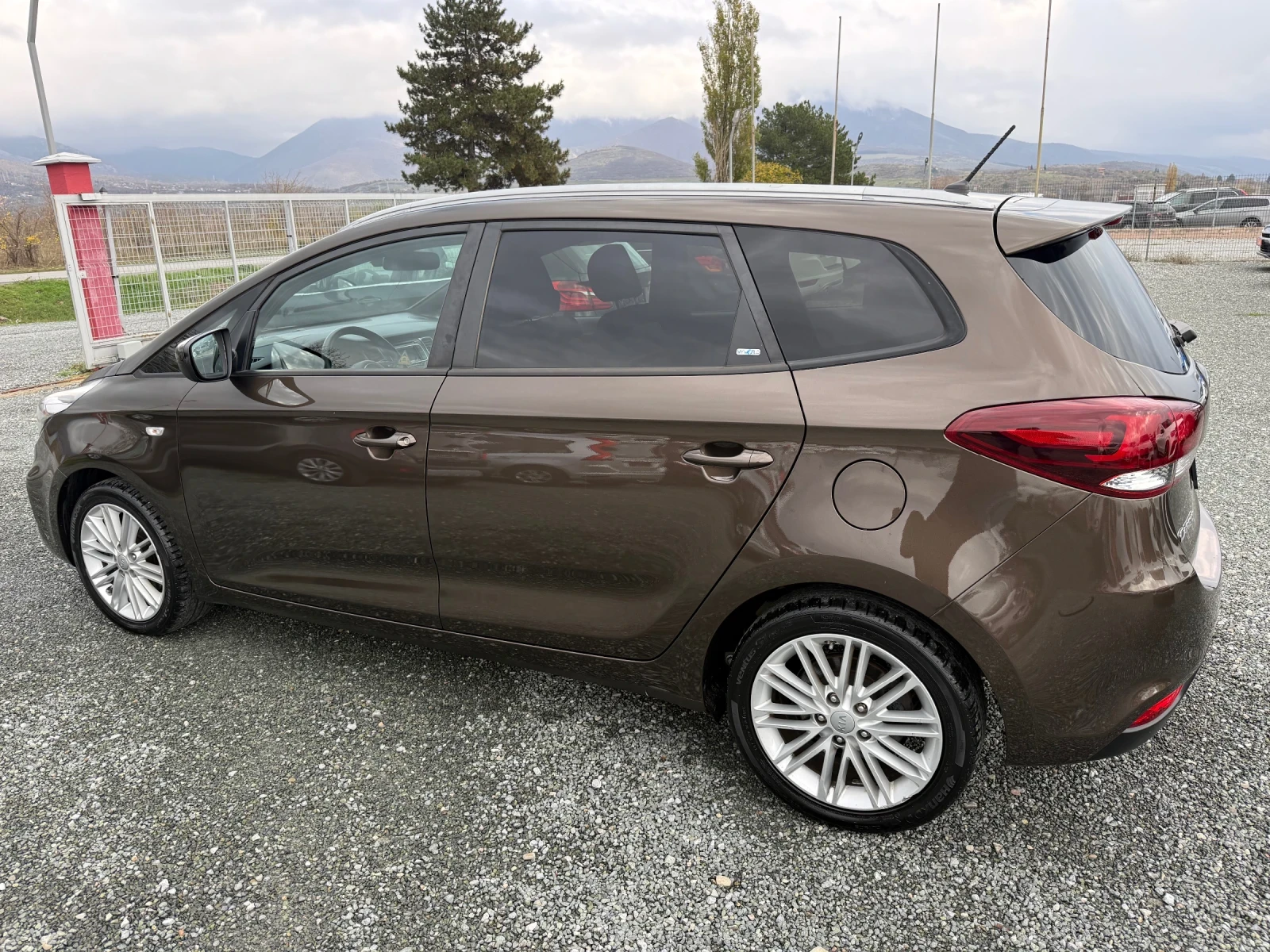Kia Carens (KATO НОВА)^(7-МЕСТА) - изображение 9