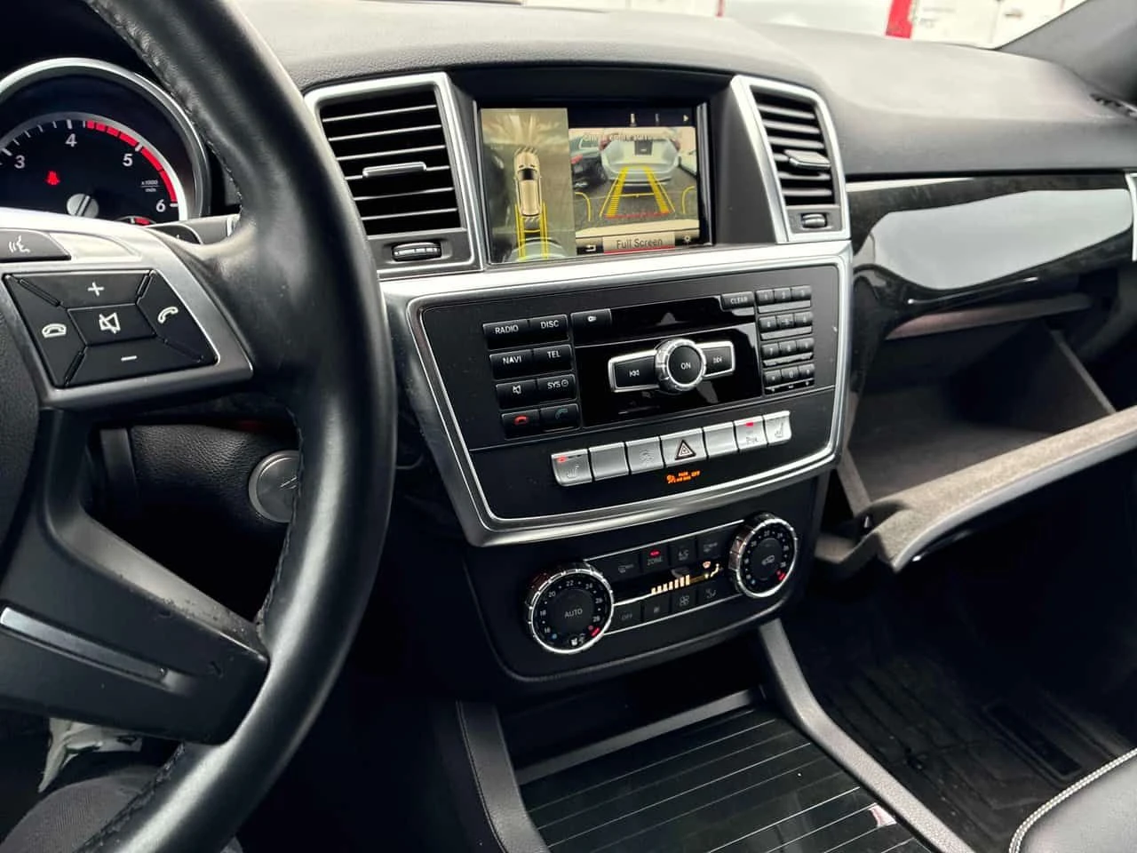 Mercedes-Benz ML 350 4MATIC * ВЪЗДУШНО ОКАЧВАНЕ* 360 КАМЕРА* ПАНОРАМА* , снимка 9 - Автомобили и джипове - 54071544