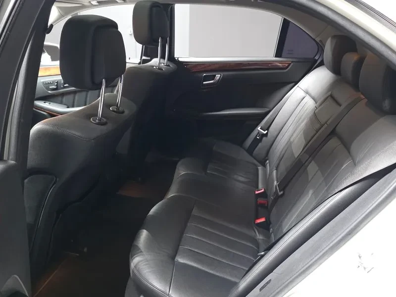 Mercedes-Benz E 300 Elegance, снимка 12 - Автомобили и джипове - 54960229