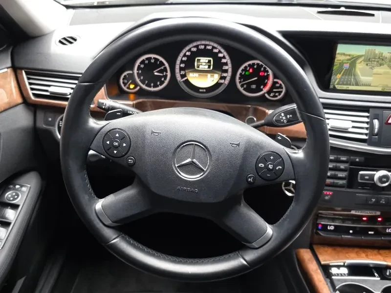Mercedes-Benz E 300 Elegance, снимка 13 - Автомобили и джипове - 54960229