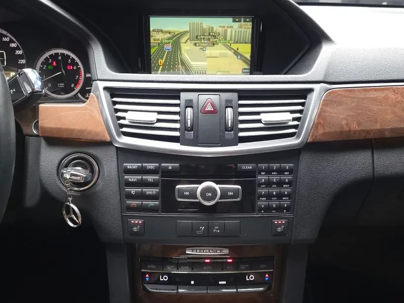 Mercedes-Benz E 300 Elegance, снимка 14 - Автомобили и джипове - 54960229